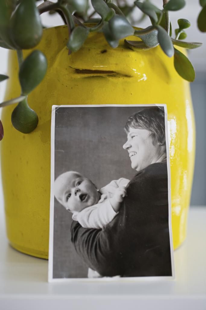 Vuokko-äiti ja Markus pienenä. ”Ilman äitini ehdotonta rakkautta minulle olisi käynyt huonosti.”