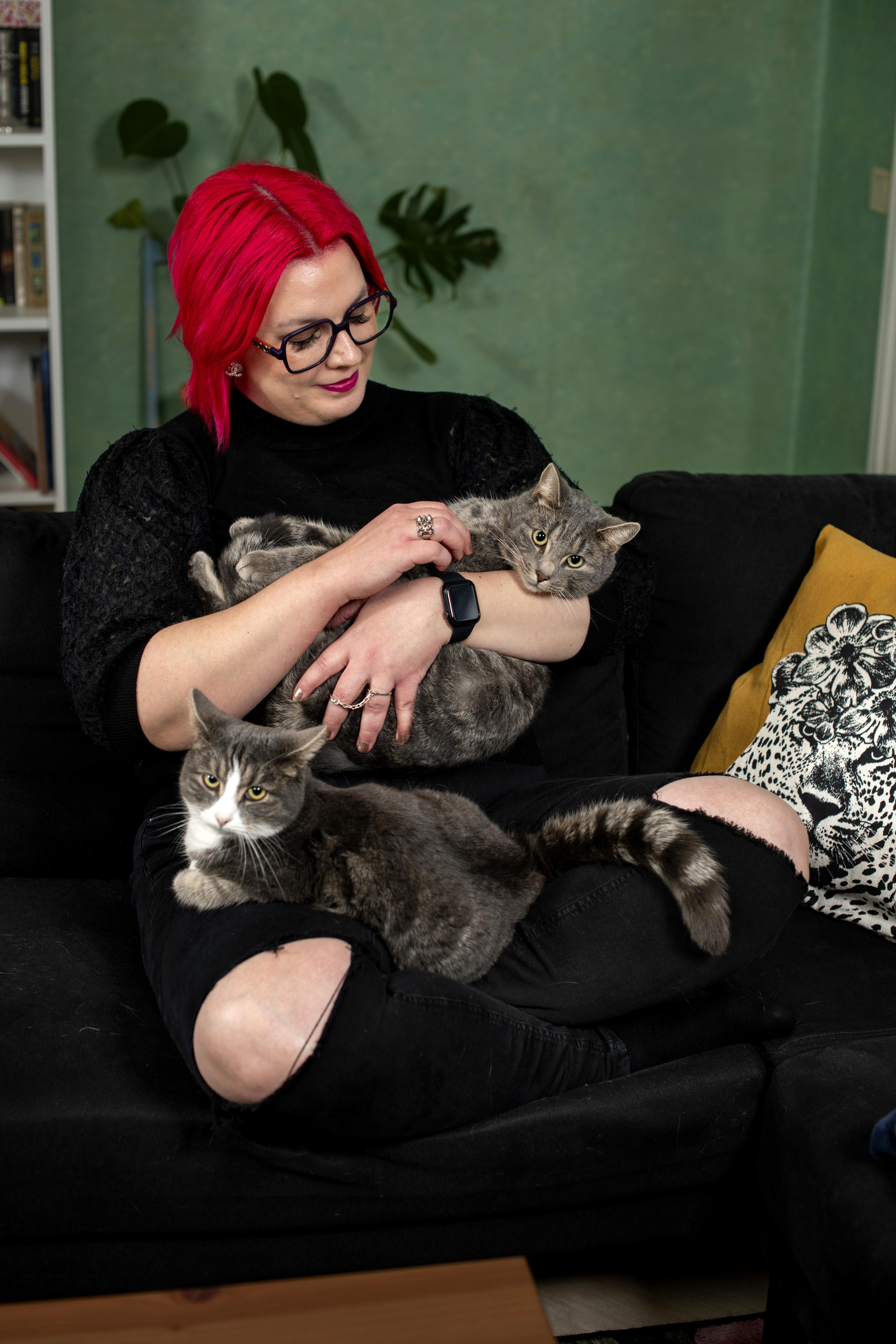 Koska kotona on aina puhuttu ruotsia, Nilla kirjoittaa kirjansa ruotsiksi. Hän ymmärtää kuitenkin myös suomea.