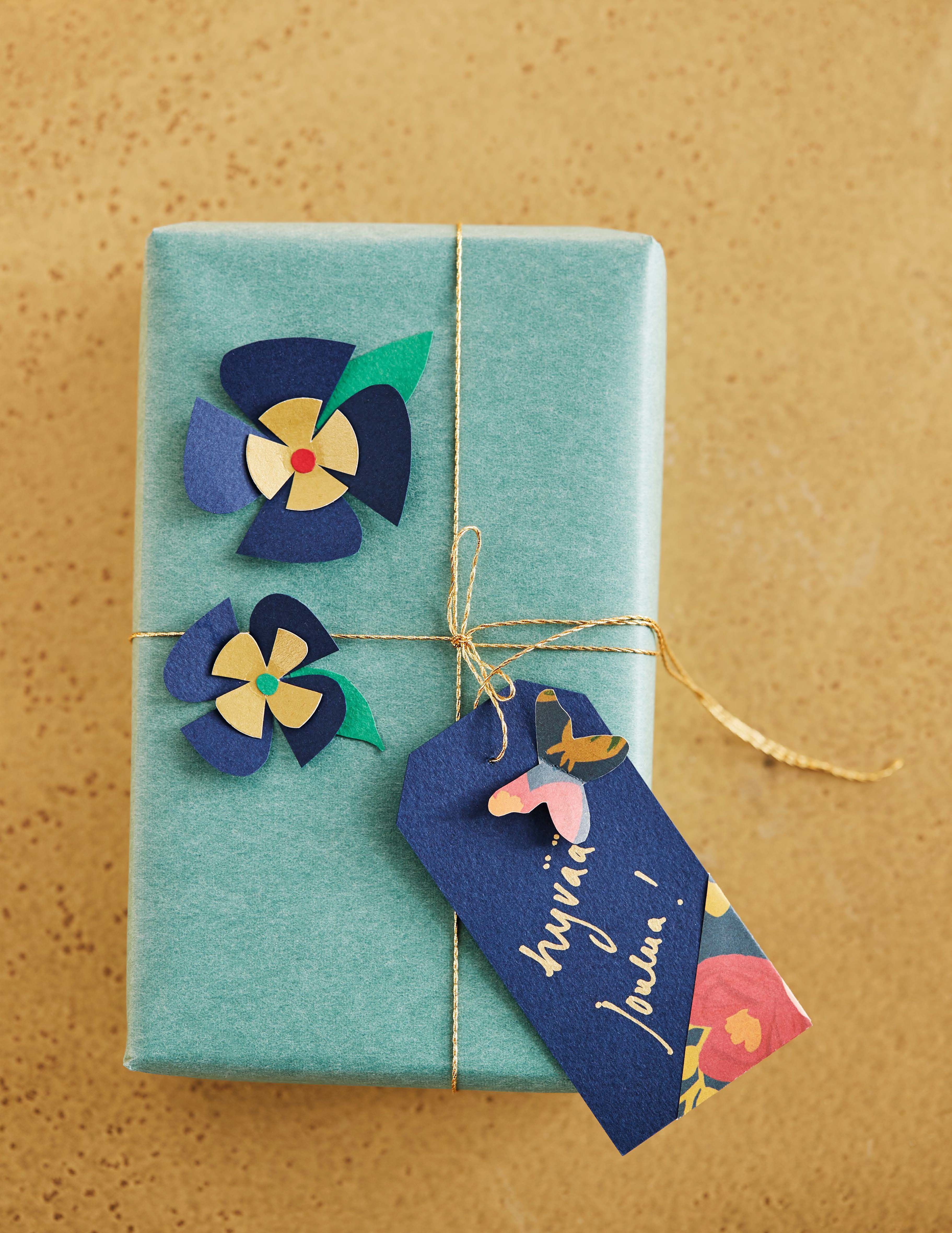 Yksiväristä pakettia piristävät helpot, värikkäät kukat. Kultalanka Sinelli.