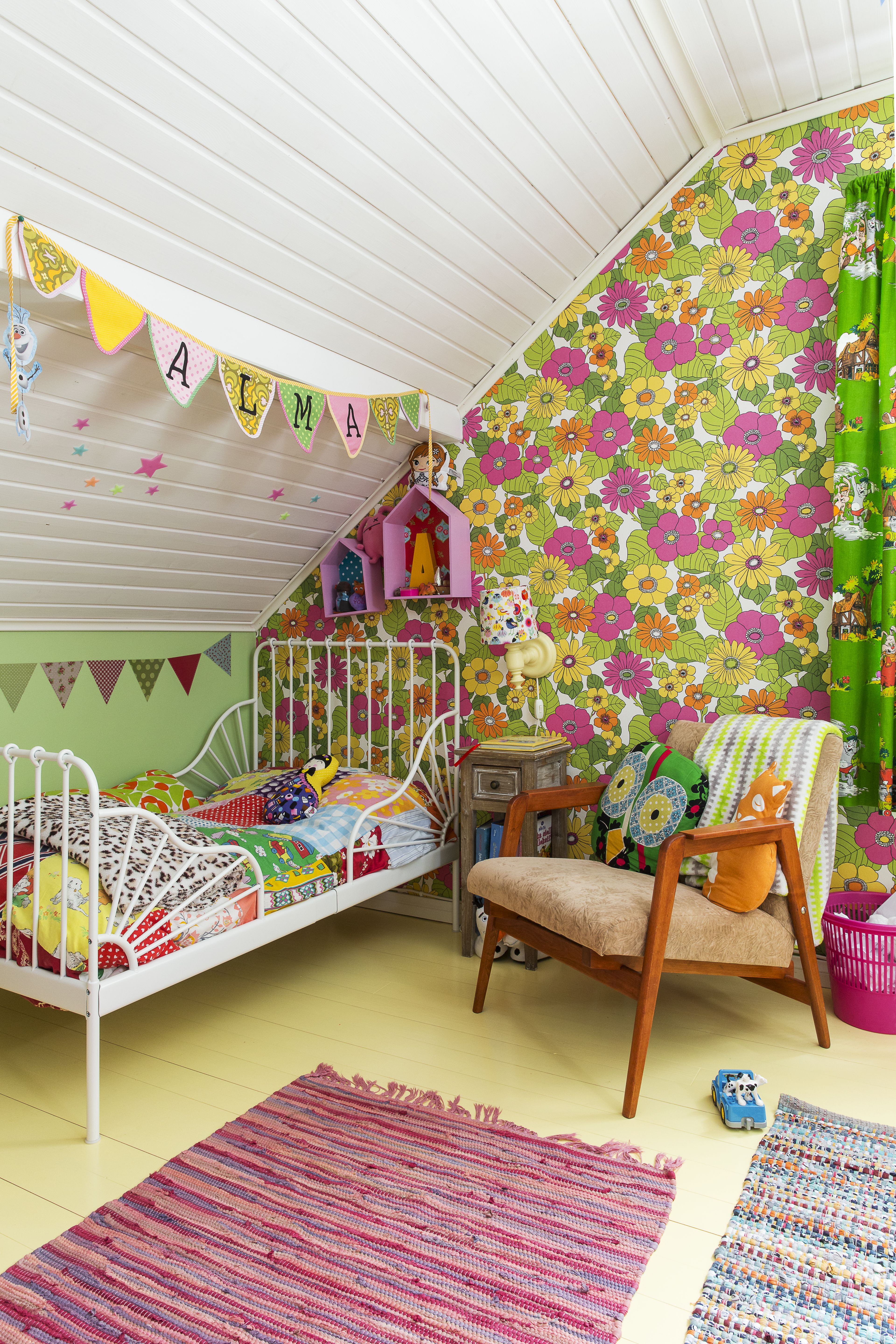 Riemukkaan värikäs kukkatapetti on Eco Happy -mallistosta. Kuva Sari Rantanen.