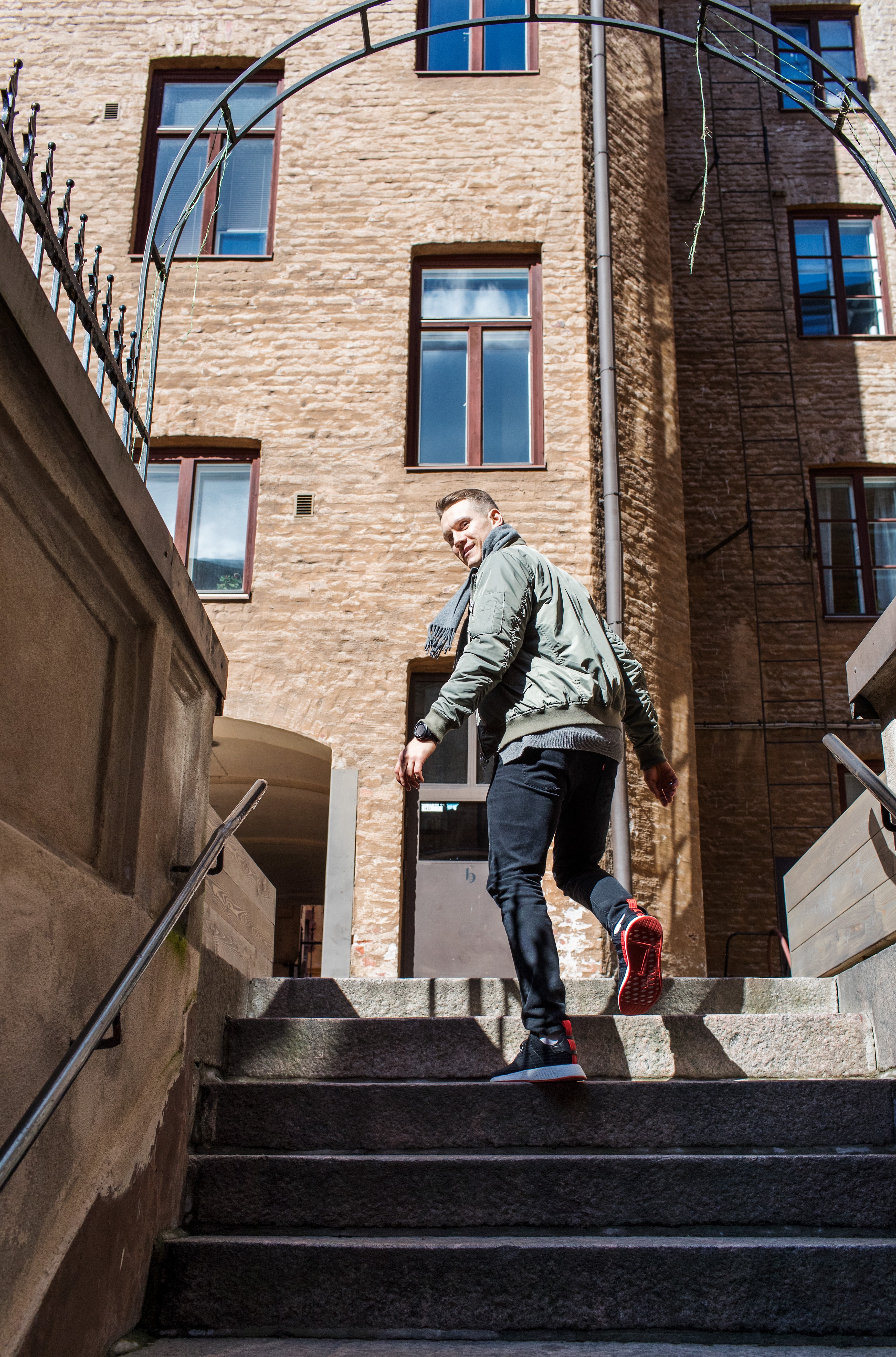 31-vuotias yrittäjä Nikolai Babitzin asuu Helsingin Ullanlinnassa kihlattunsa Annan kanssa ja pyörittää omaa liikuntastudiota. Niken suosikkeja Kirkan kappaleista ovat Hengaillaan ja Kulman kundit. Karaokessa Nikke ei laula Kirkaa, vaan Cheekin Timantit on ikuisia -kappaleen.