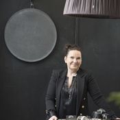 Mrs Jones -blogin Jonna Kivilahti kuvaa arjen kauneutta ja rakastaa mustaa väriä.