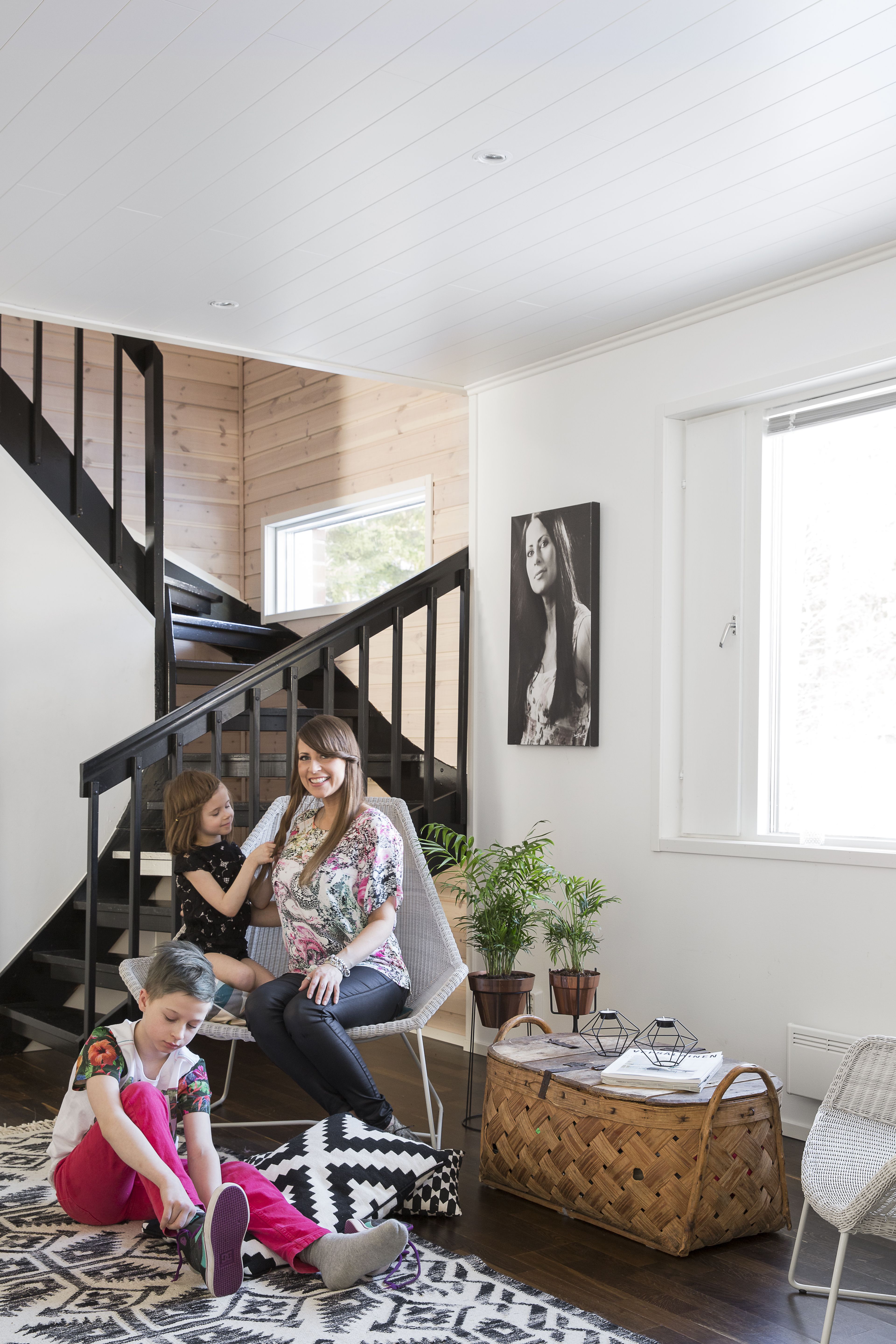 Mirkan, Elsin ja Vilhon mielestä talosta tuli remontin jälkeen kuin uusi. Cane-linen tuoli käy myös ulkokalusteeksi.