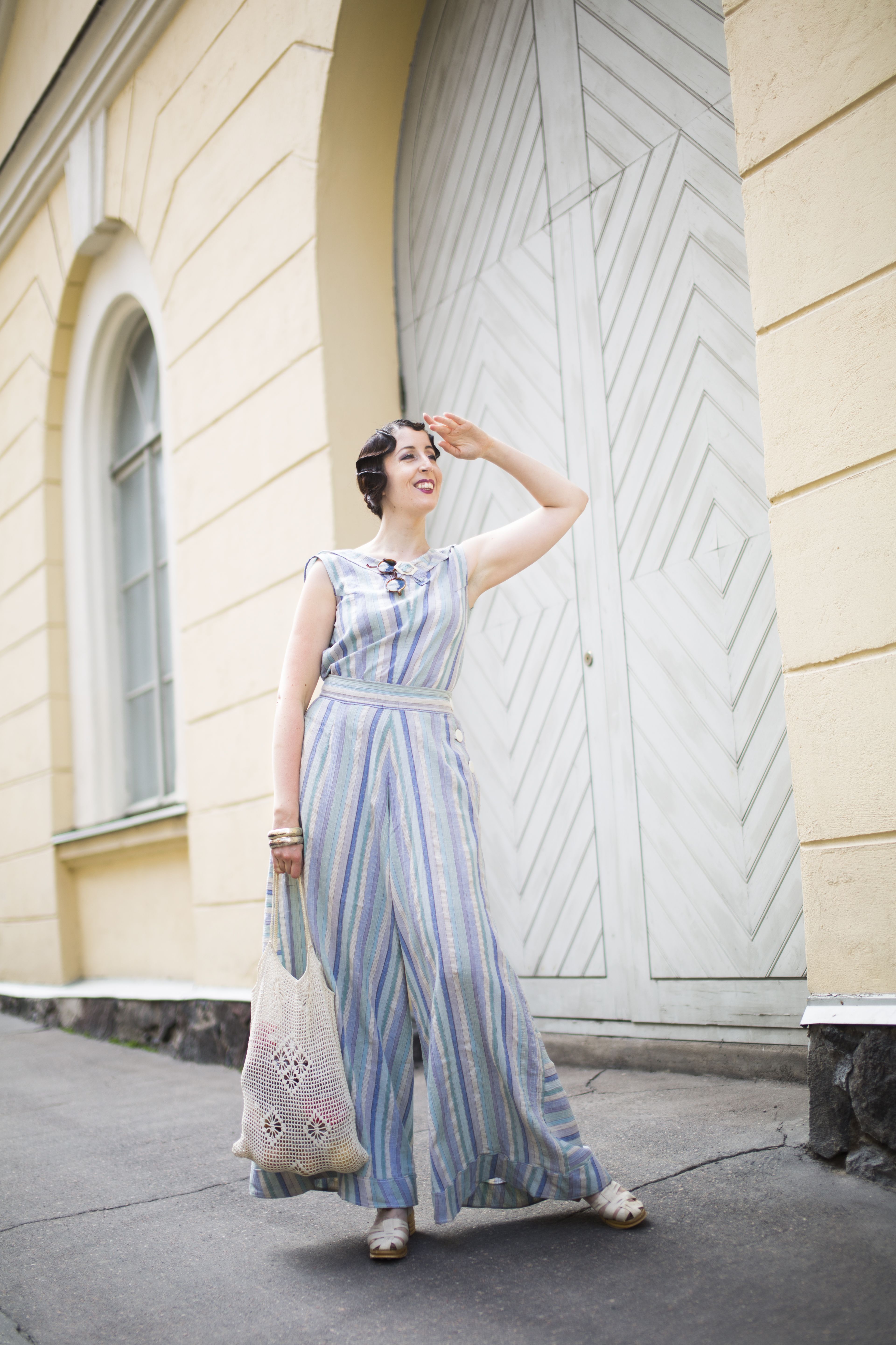 Ane käyttää arkena itse tekemäänsä 1930-luvun ranta-asua. Tuolloin oli lama, joten kangastilkutkin käytettiin hyödyksi, ja kaavoituksessa käytettiin geometrisia muotoja.