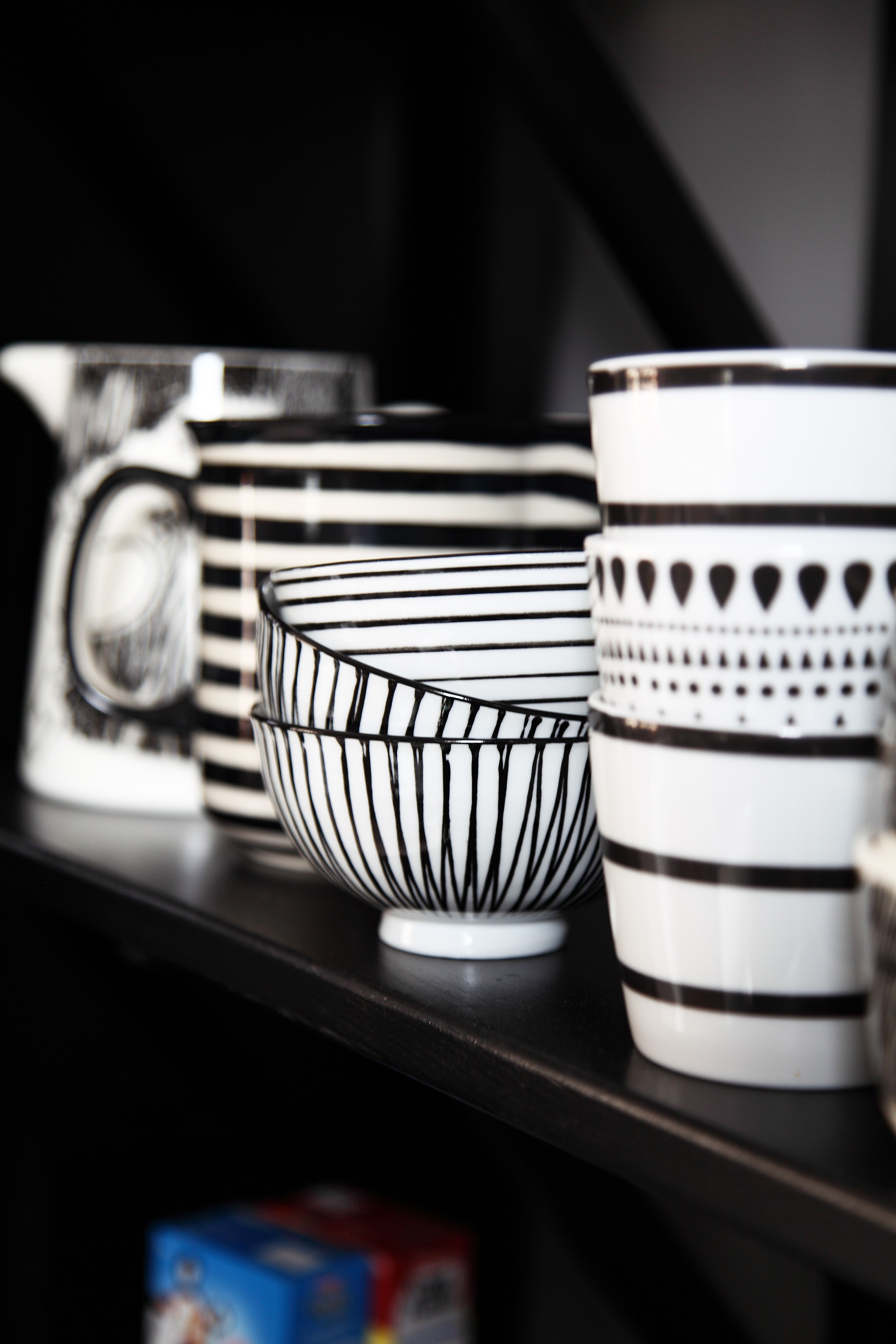 Astiat ovat Annen heikkous. Mustavalkoiseen kavalkadiin kuuluu House Doctorin, Annon ja Marimekon astioita. Osa on löytynyt kirpputoreilta ja pienistä keramiikkapajoista.