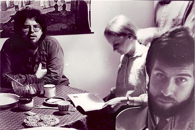 Nuoret elokuvantekijät kuvaustauolla. Mukana myös näyttelijä ja kuvaaja.