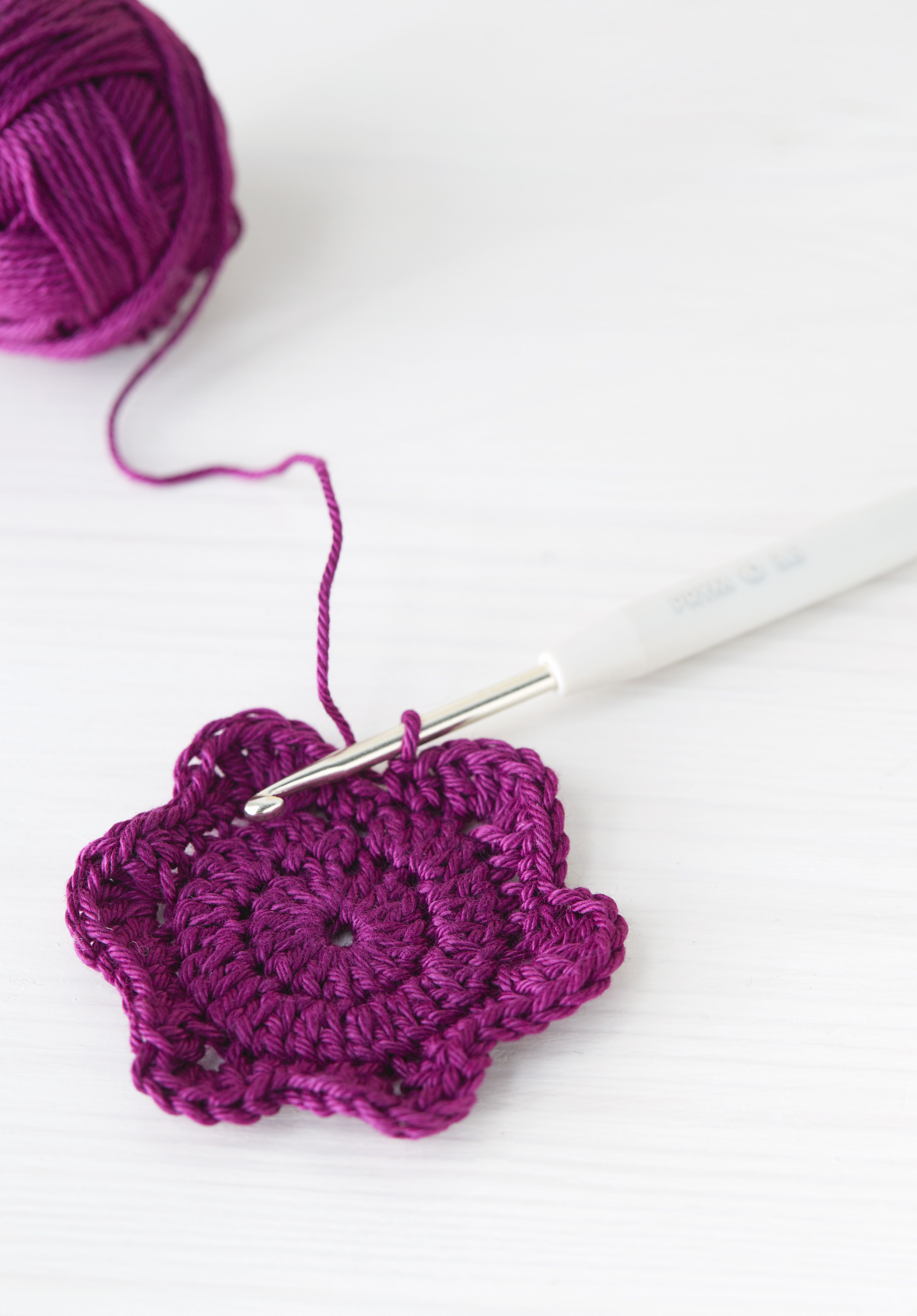 Kun virkkaat terälehdet pylväiden etureunaan, ne nousevat hyvin koholle. Sisimmässä kerroksessa on kuusi terälehteä.