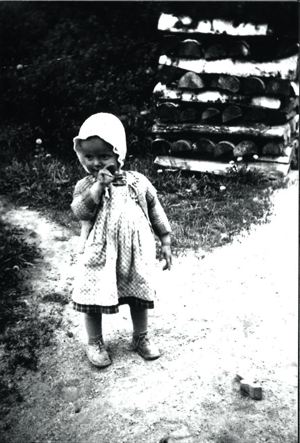 Ainoa kuva, joka Leilasta on otettu aivan pienenä. "Tunnistan villatakin, joka myöhemmin oli nukellani." 