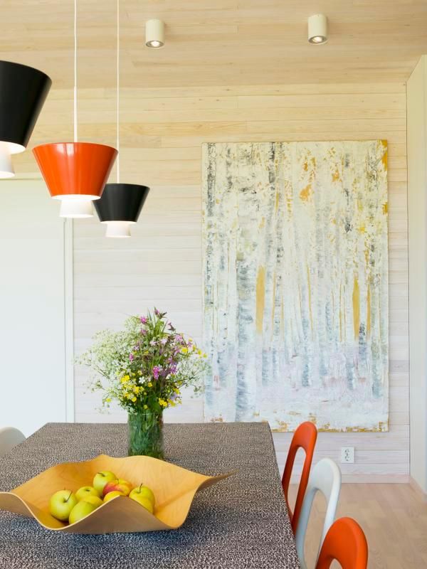 Lotan öljyvärityö Kaamoksen jälkeen sai inspiraationsa Lapin luonnosta. Taulun paikka ruokapöydän päässä suunniteltiin jo arkkitehdin pöydällä.