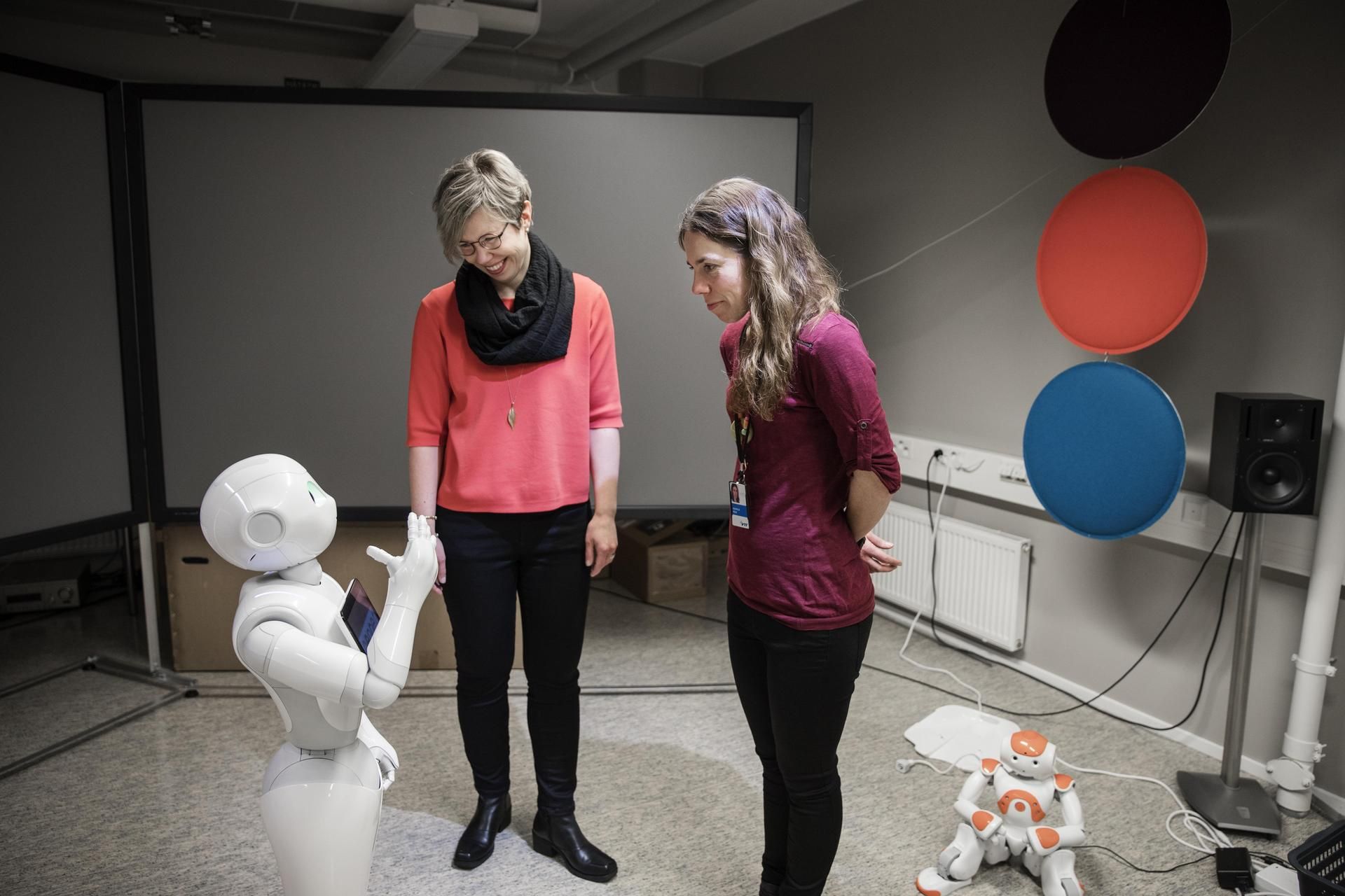 VTT:n tutkijoiden Hanna Lammin ja Päivi Heikkilän mielestä Pepper on suloinen työkaveri.