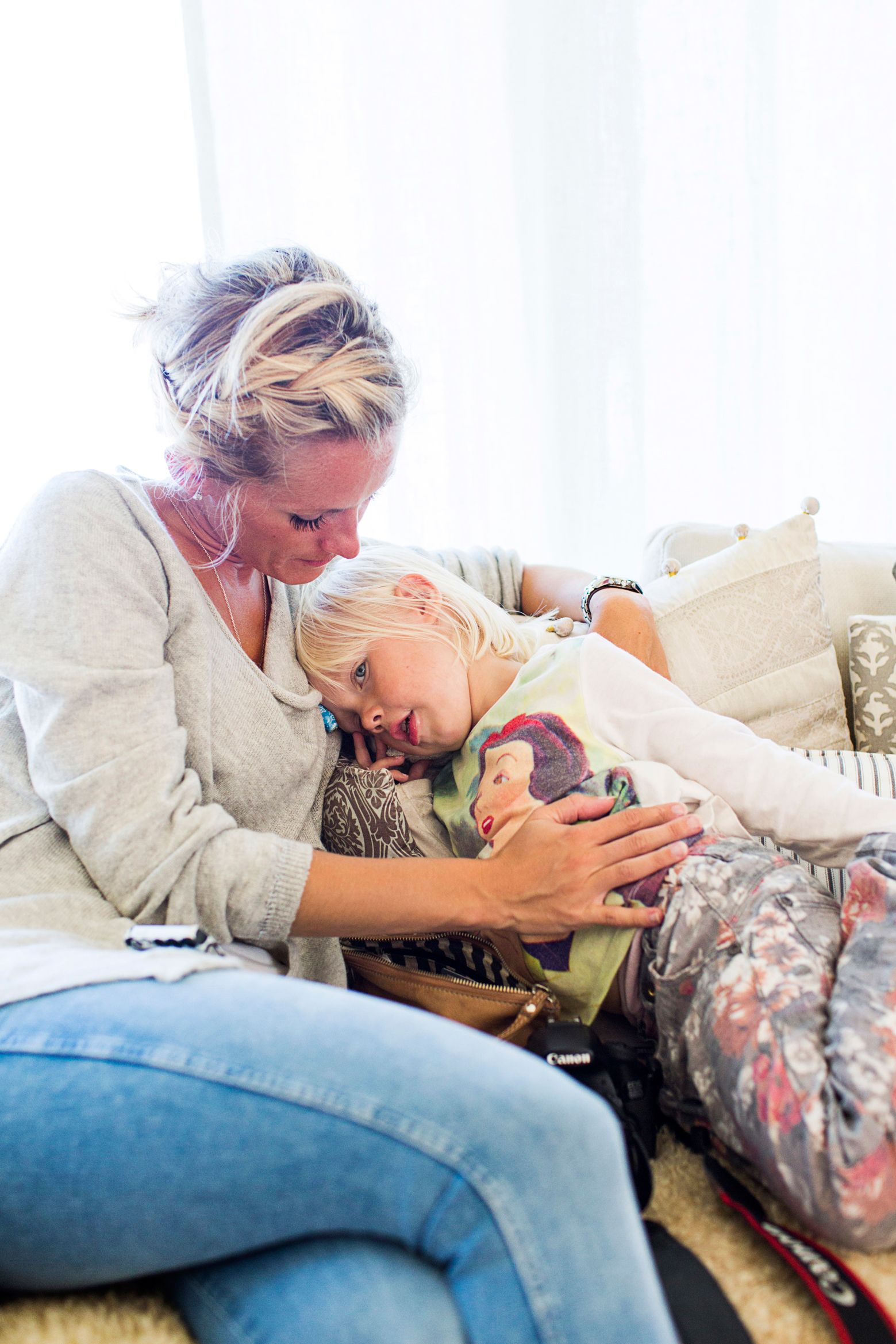 Ainosta paras paikka on äidin syli. Halauksille on aina aikaa. 