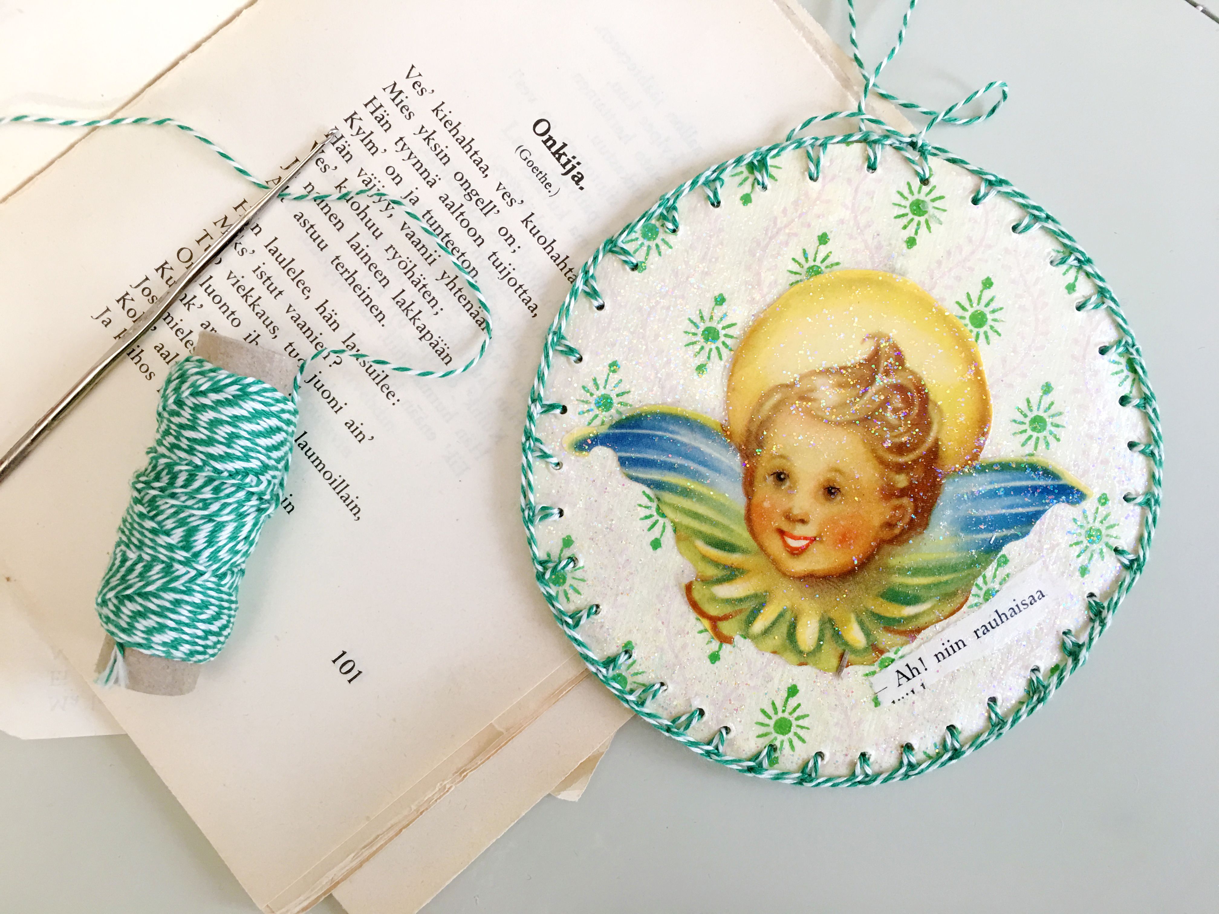 Tämä joulukoriste syntyi pahvinpalasta, vanhasta kiiltokuvasta ja palasta tapettia. Katso ohjeet alla olevalta videolta!