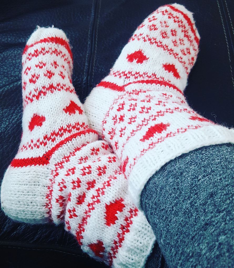 Neuloin itselleni joulusukat. Punavalkoiset, sydämelliset, lämpimät. Ihan niin kuin toivoisin joulunikin olevan. - Miia-Kaisa Katainen
