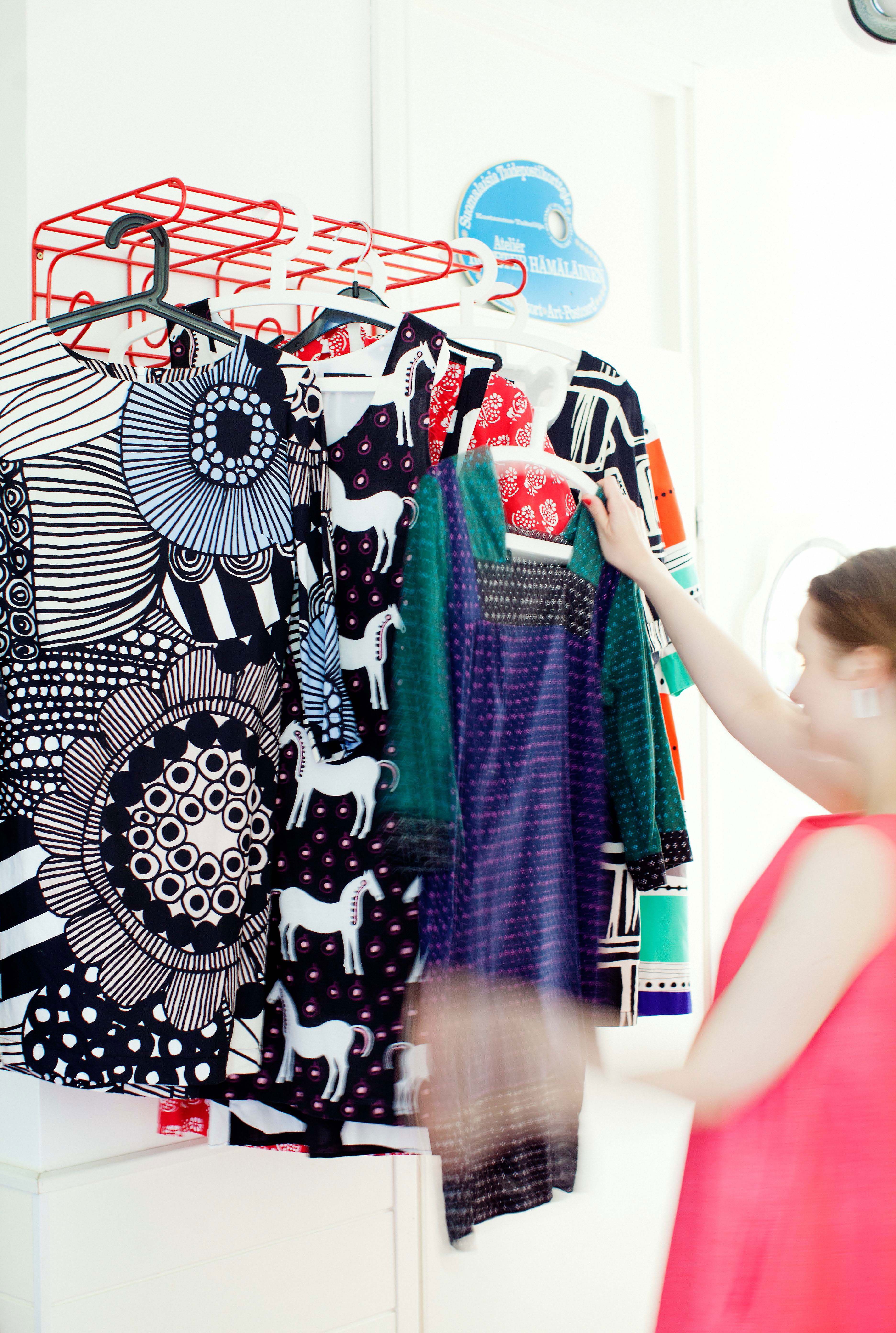 Saatan käydä Marimekon liikkeessä vain tutustumassa vaatteiden saumoihin. Ystävät sanovat, että nillitän, mutta minusta on mielenkiintoista vertailla laatua.