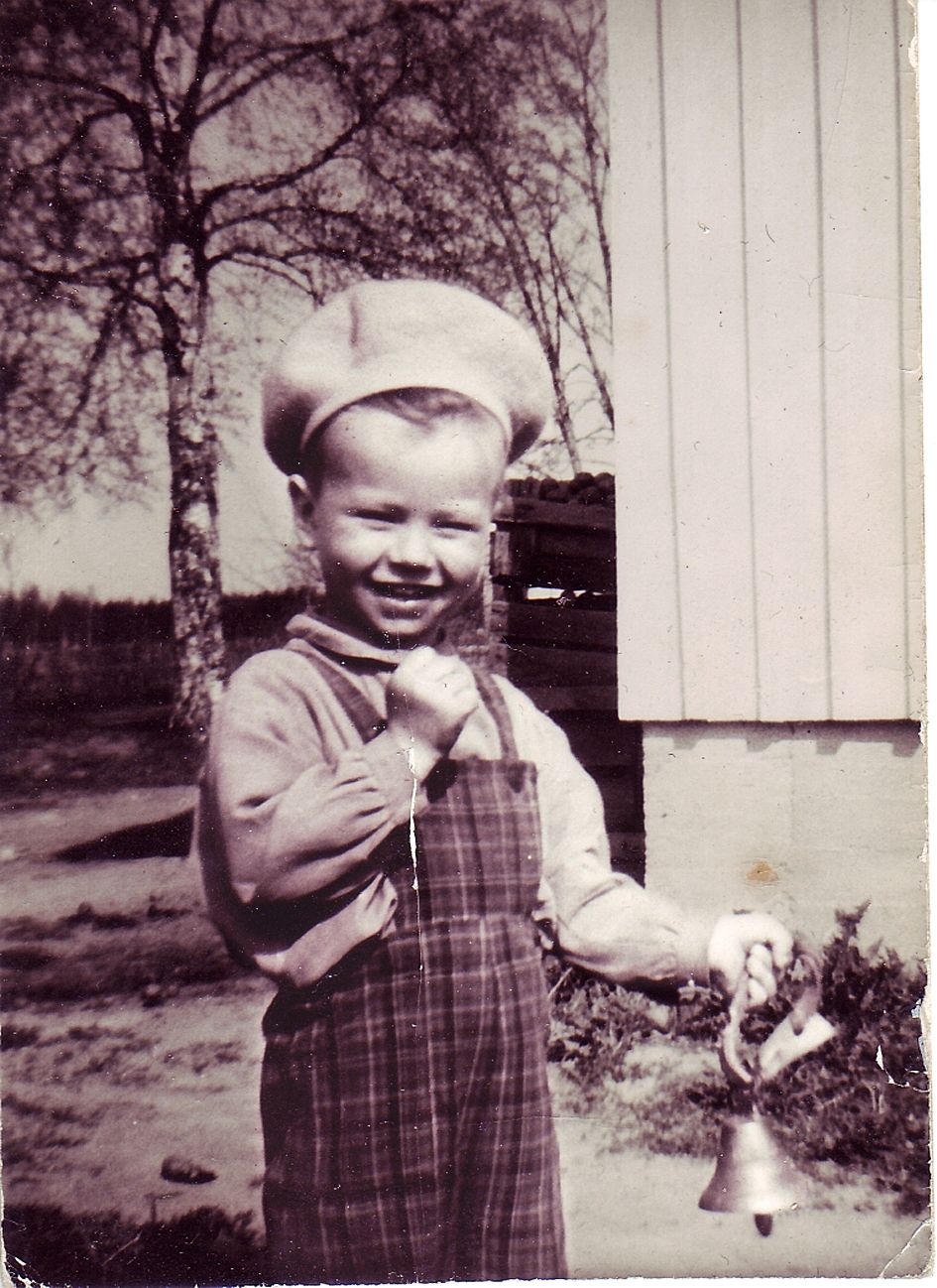Liekö kuvassa ennakointia: Valamossakin kellonsoitto on kuulunut töihini. Tässä olen lapsuudenkodin pihalla neljävuotiaana.
