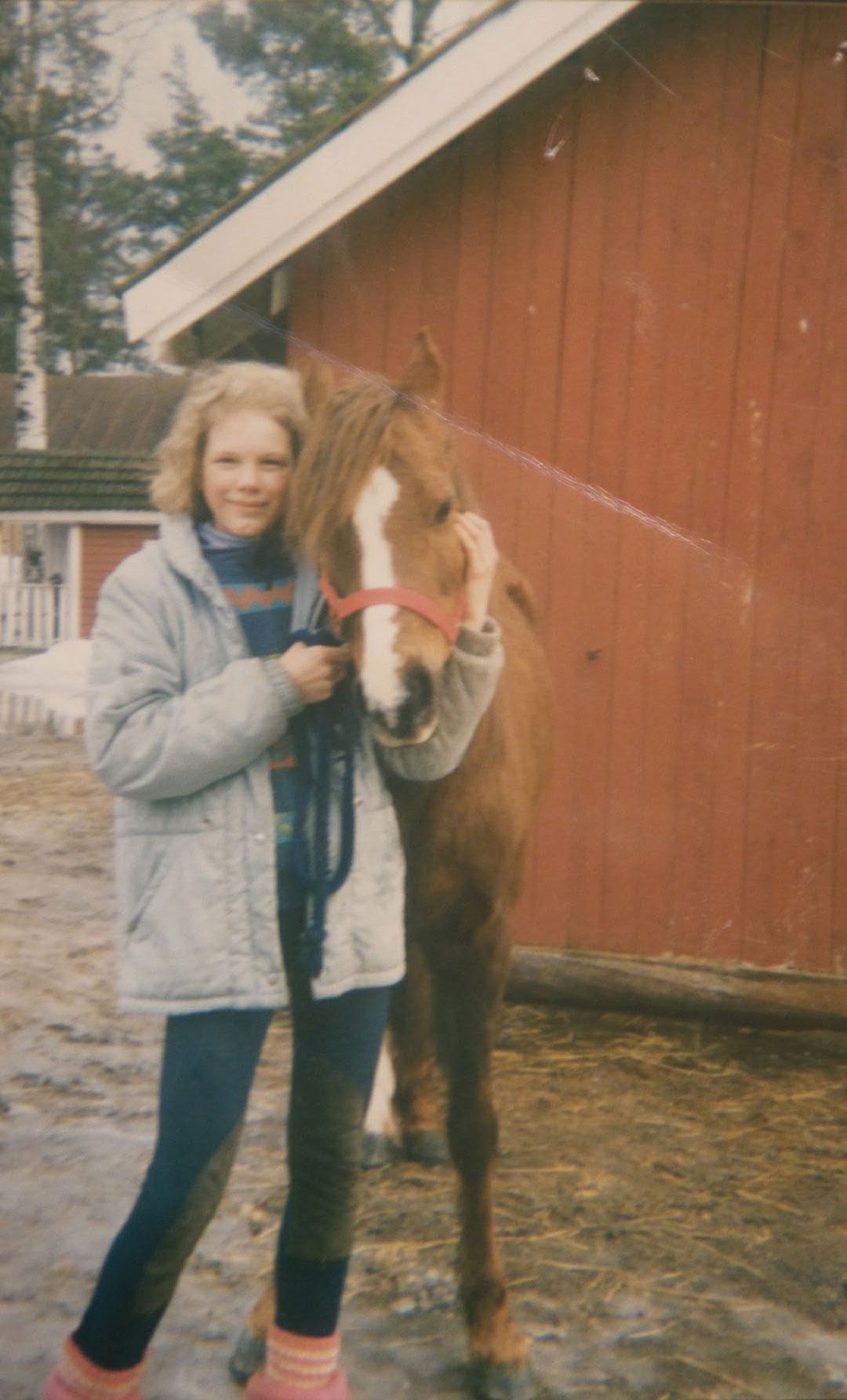 Olen aina rakastanut eläimiä. Kuvassa olen 10-vuotiaana hoitoheppani Susien kanssa.