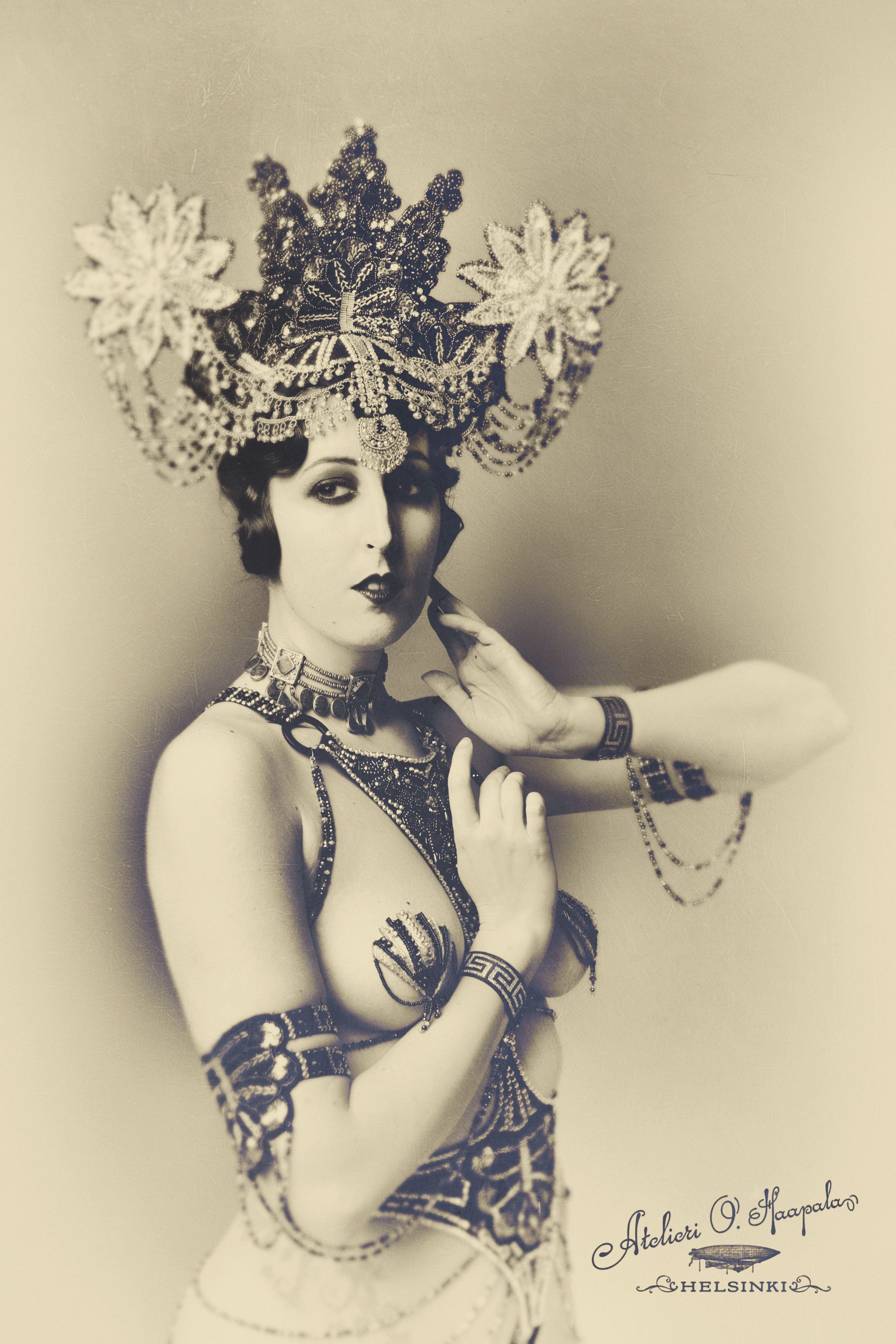 Vintage-tyyliin käsitellyssä valokuvassa Ana poseeraa burleskitähti Pepper Sparklesina. Esiintymispäähine on tunnetun hatuntekijän Fiona Timantin työtä.