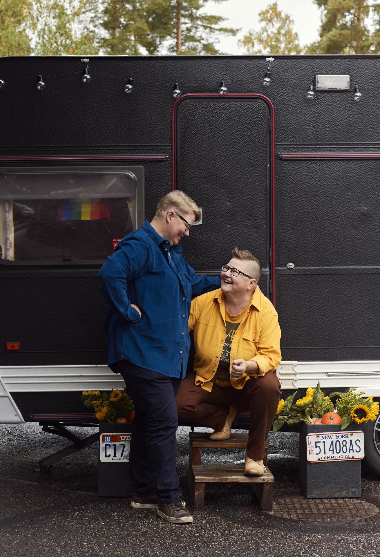 ”Olemme olleet yrittäjiä yhdessä ja opiskelleet yhdessä. Nyt asumme 15 neliön asuntovaunussa ja olemme edelleen yhdessä", Taija (oik.) sanoo.