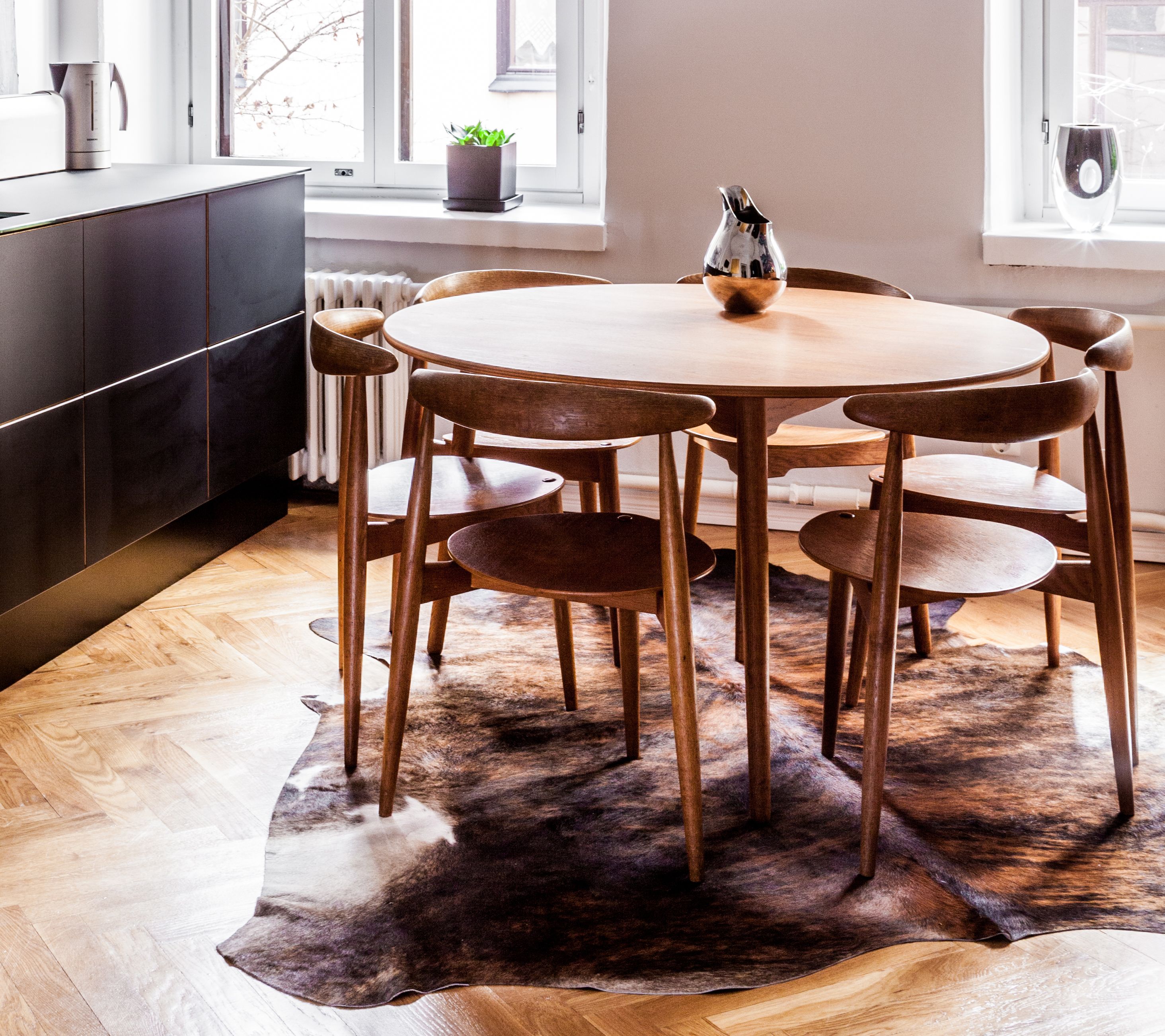 Suosituimmat pöydät ovat tiikkiä. Kuva Riitta Sourander