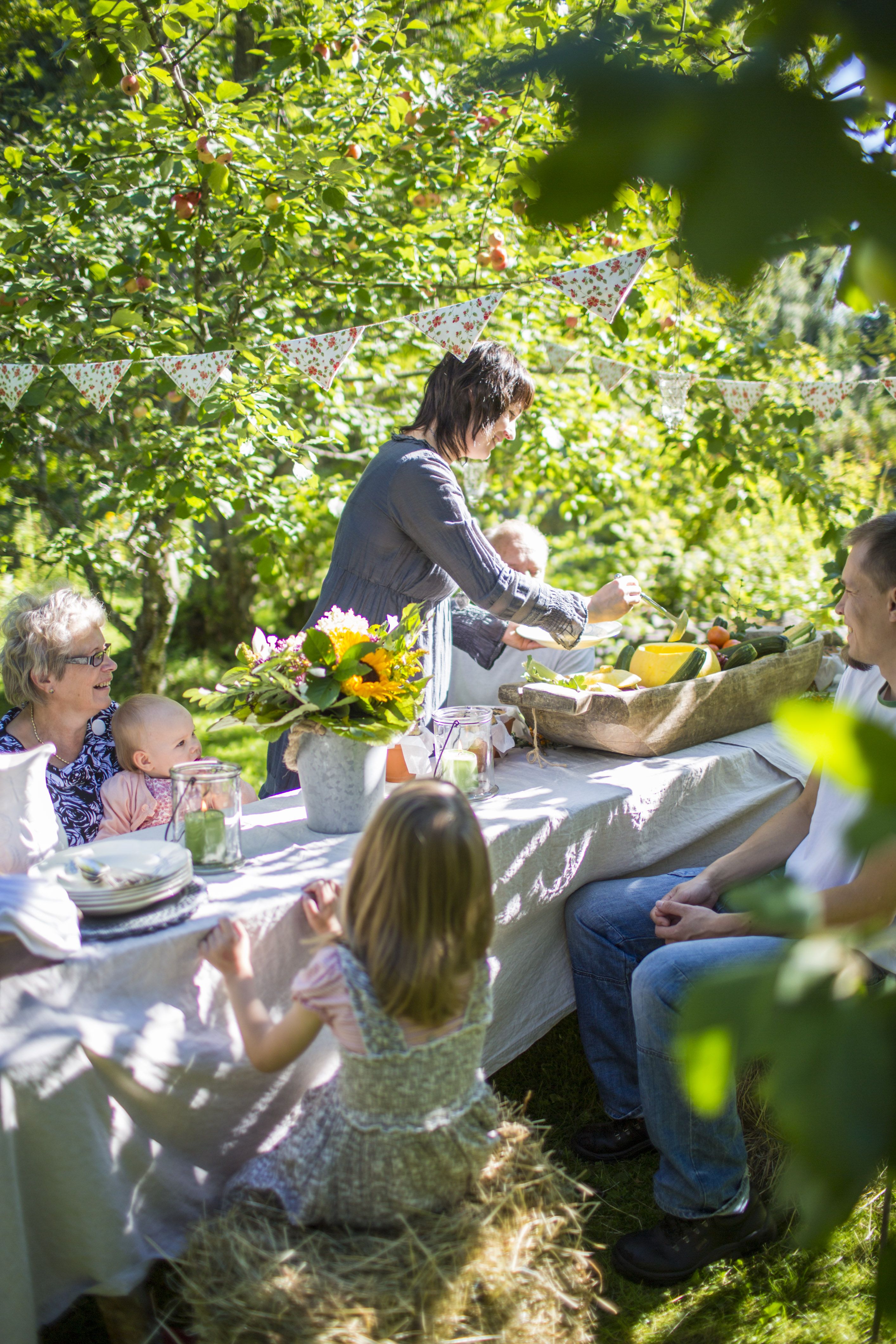 Riikka Laulainen kauhoo keittoa kurpitsasta koverretusta kulhosta. Annostaan odottavat Jarkon äiti Eija-Riitta Vuorinen, Riikan ja Jarkon tyttäret Helmi ja Venla sekä Kari ja Jarkko Vuorinen. 