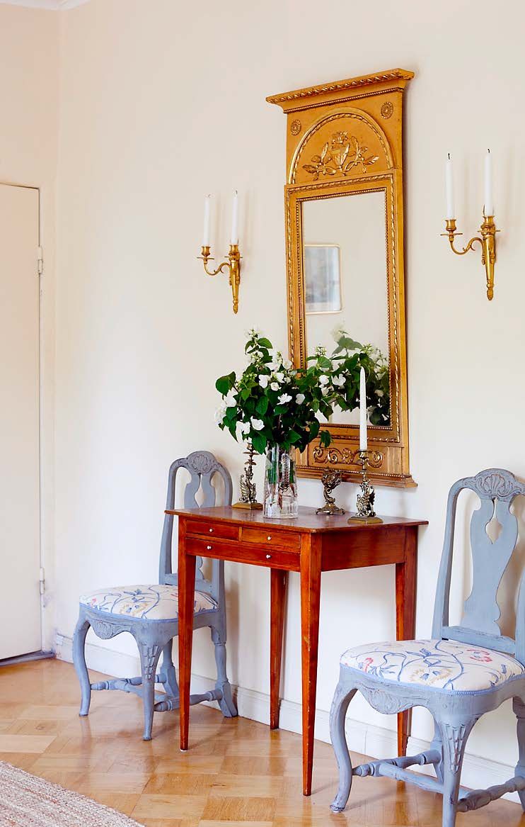 Jo eteisessä näkee, että talon asukkaat arvostavat vanhaa ja yhdistävät mielellään eri tyylilajeja.