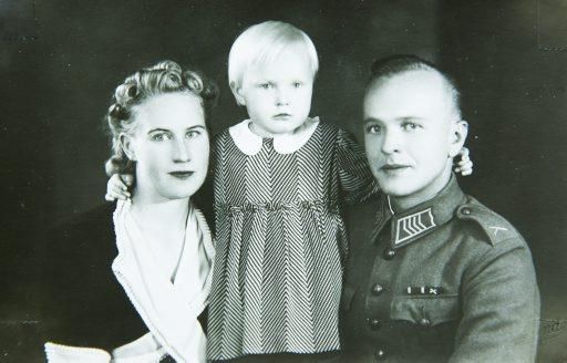 Tämä kuva on otettu Raumalla, kun asuin mummin luona. Olin kolmevuotias.