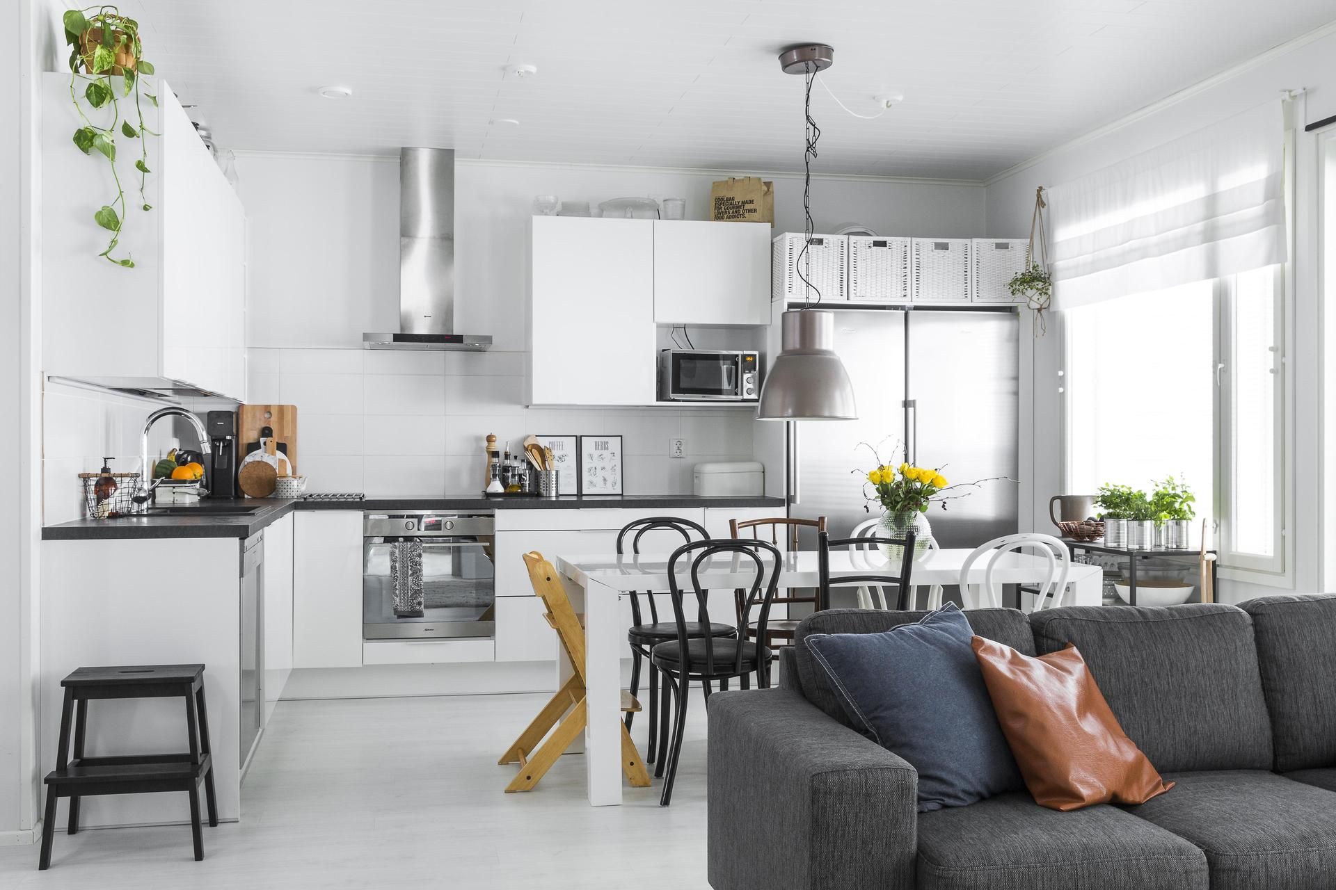 Avara keittiö on tarpeen, sillä Maria rakastaa laittaa ruokaa. ”Lapset eivät ole kovin kokeilunhaluisia, mutta kokkaan välillä kaksi eri ruokaa, sillä teen mieluusti uusiakin juttuja. Juhis ei syönyt edes sipulia, kun tapasimme, mutta nyt asiat ovat onneksi toisin”, Maria nauraa.