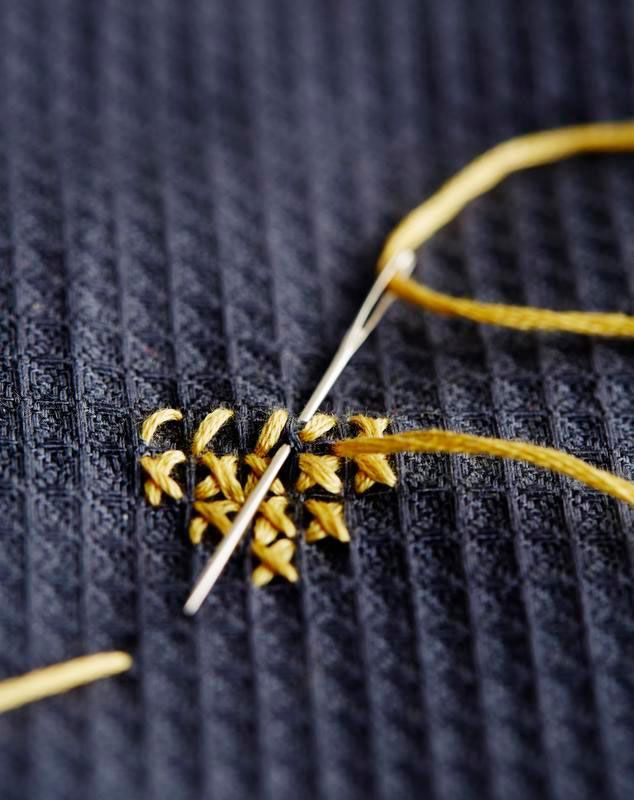 Ompele ristipistot riveittäin. Tee ensin oikealle kallistuvat pistot, ja kun palaat takaisin, ompele vasemmalle kallistuvat pistot.