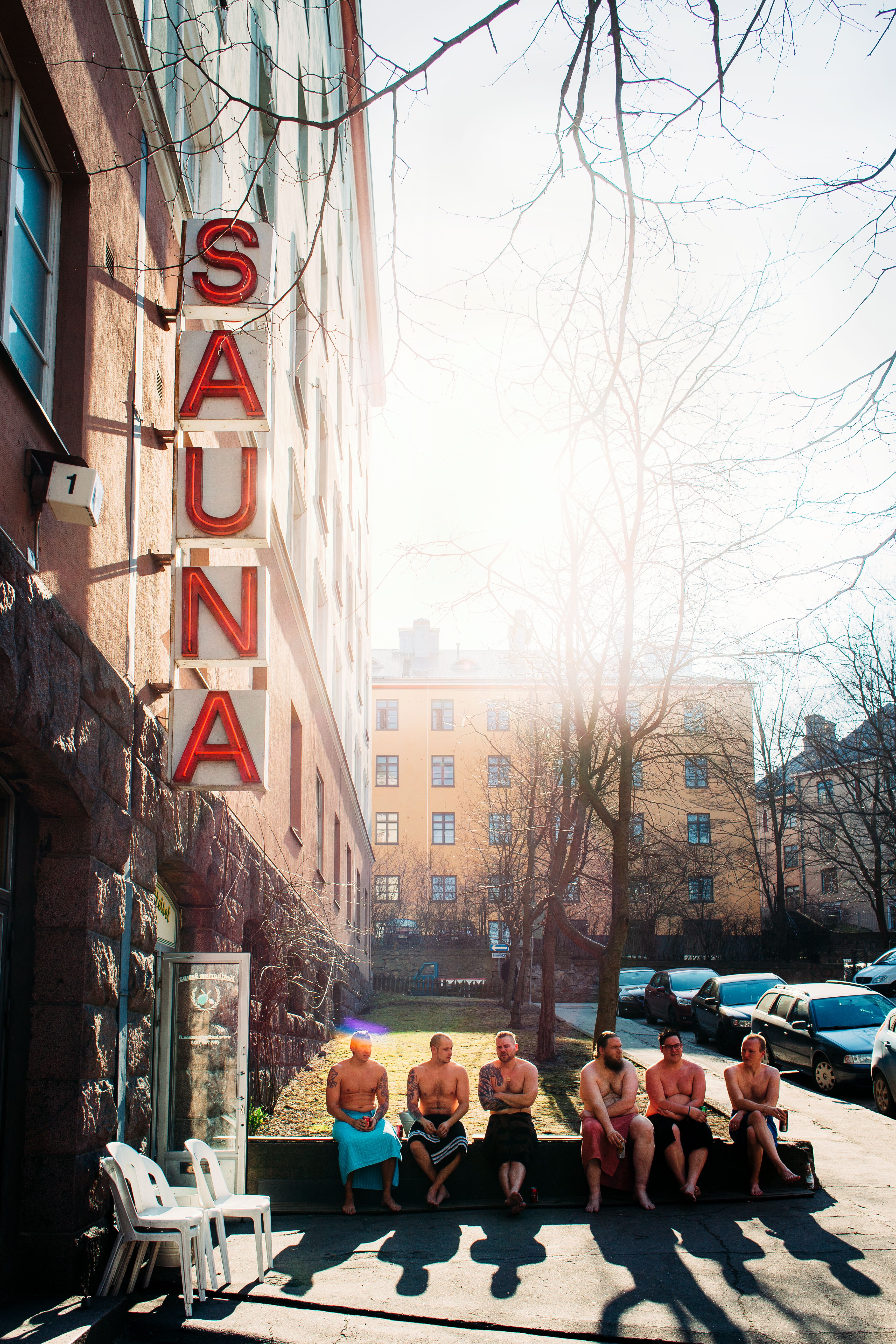 Kotiharjun sauna, Helsinki. ”Kallion Kotiharjun saunan lämmin tunnelma välittyy ohikulkijalle pihalla istuvan saunaväen välityksellä." Kuva Jussi Hellsten / Sanoma arkisto.