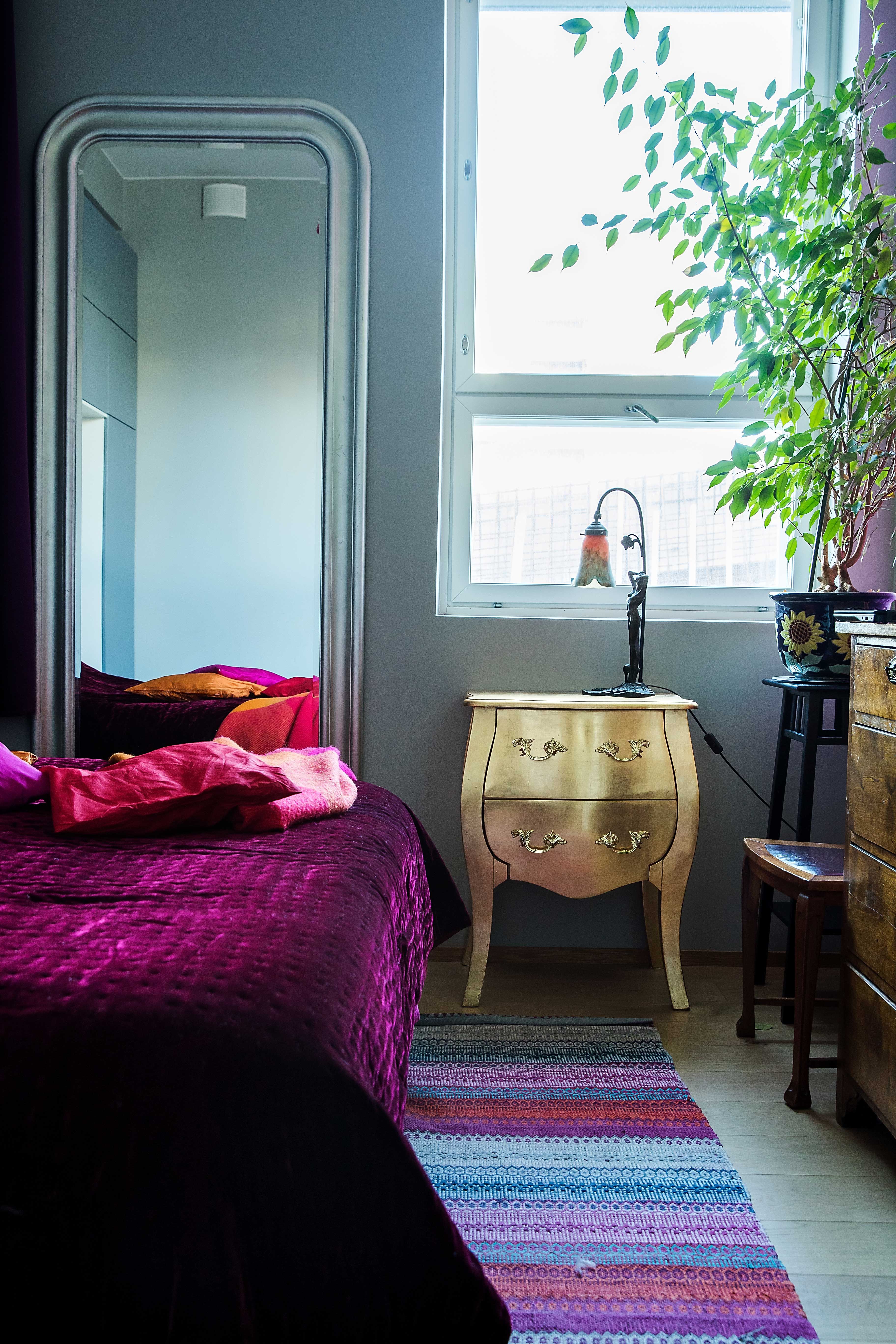 Väriterapia jatkuu makuuhuoneessa. Lipasto on Stockmannilta ja peili Ikeasta.