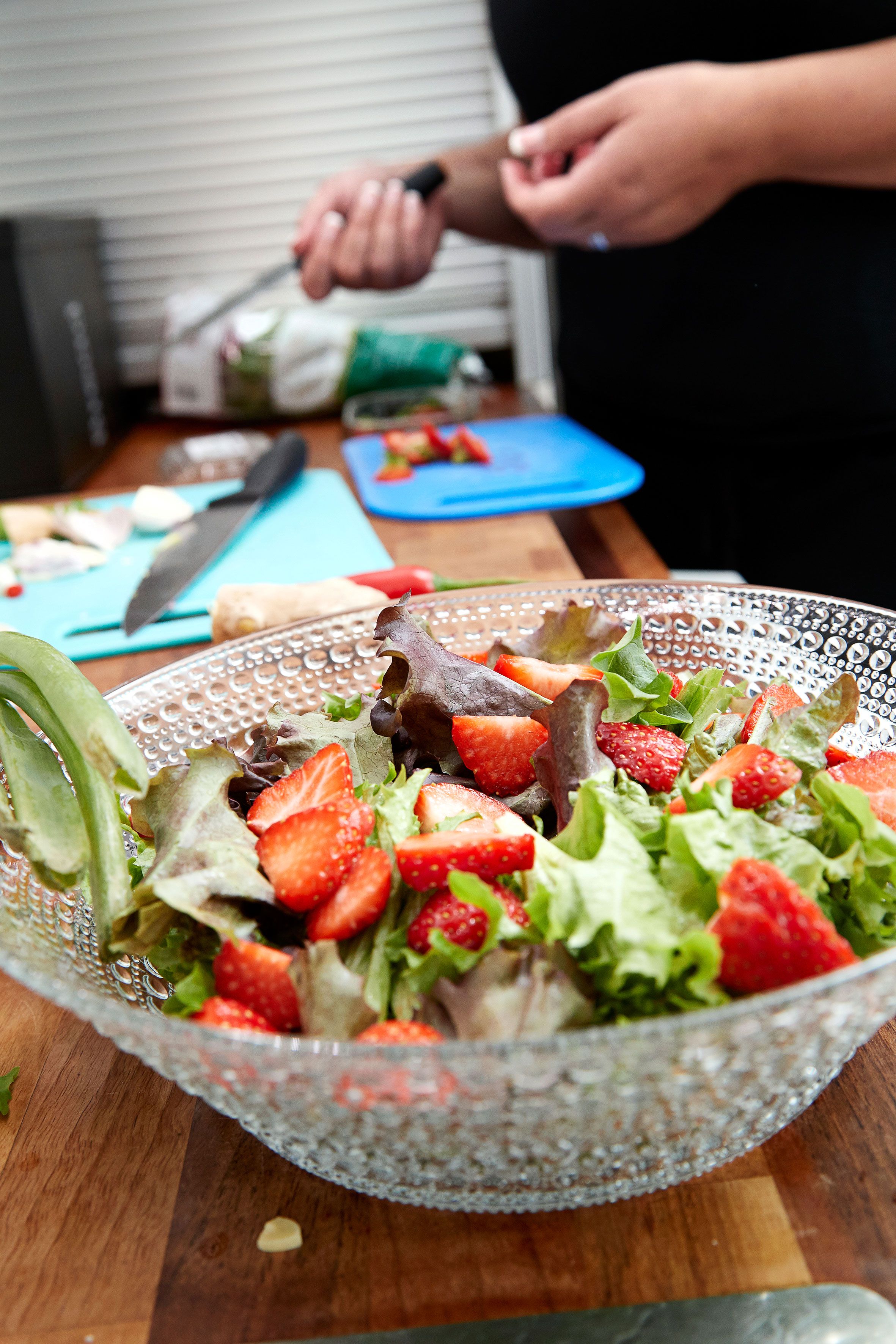  Jotain vihreää, mansikoita ja juuri vuoltua parmesaania. Salaatti on täydellinen makupari grillatulle lihalle.