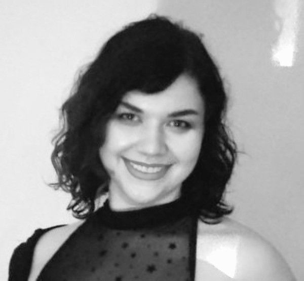 ”Uskallan nykyään olla rohkeammin oma haavoittuva ja hömelö itseni. Kirjailijan työ on auttanut siinä, sillä taiteilijoille sallitaan herkkyyttä eri tavalla kuin uutistoimittajille”, Annastiina sanoo.