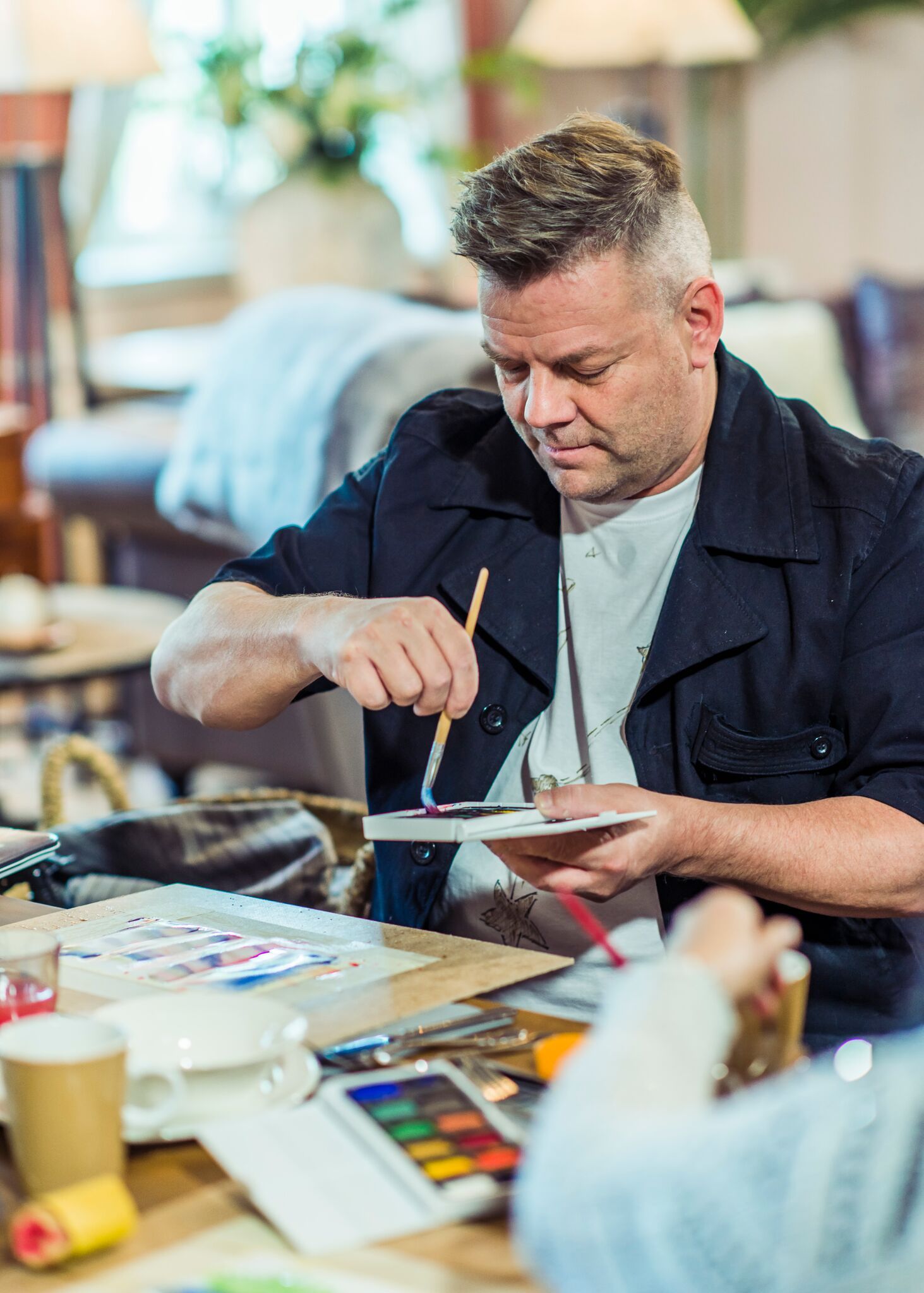 Jari on visuaalinen ihminen ja nauttii maalaushommista.