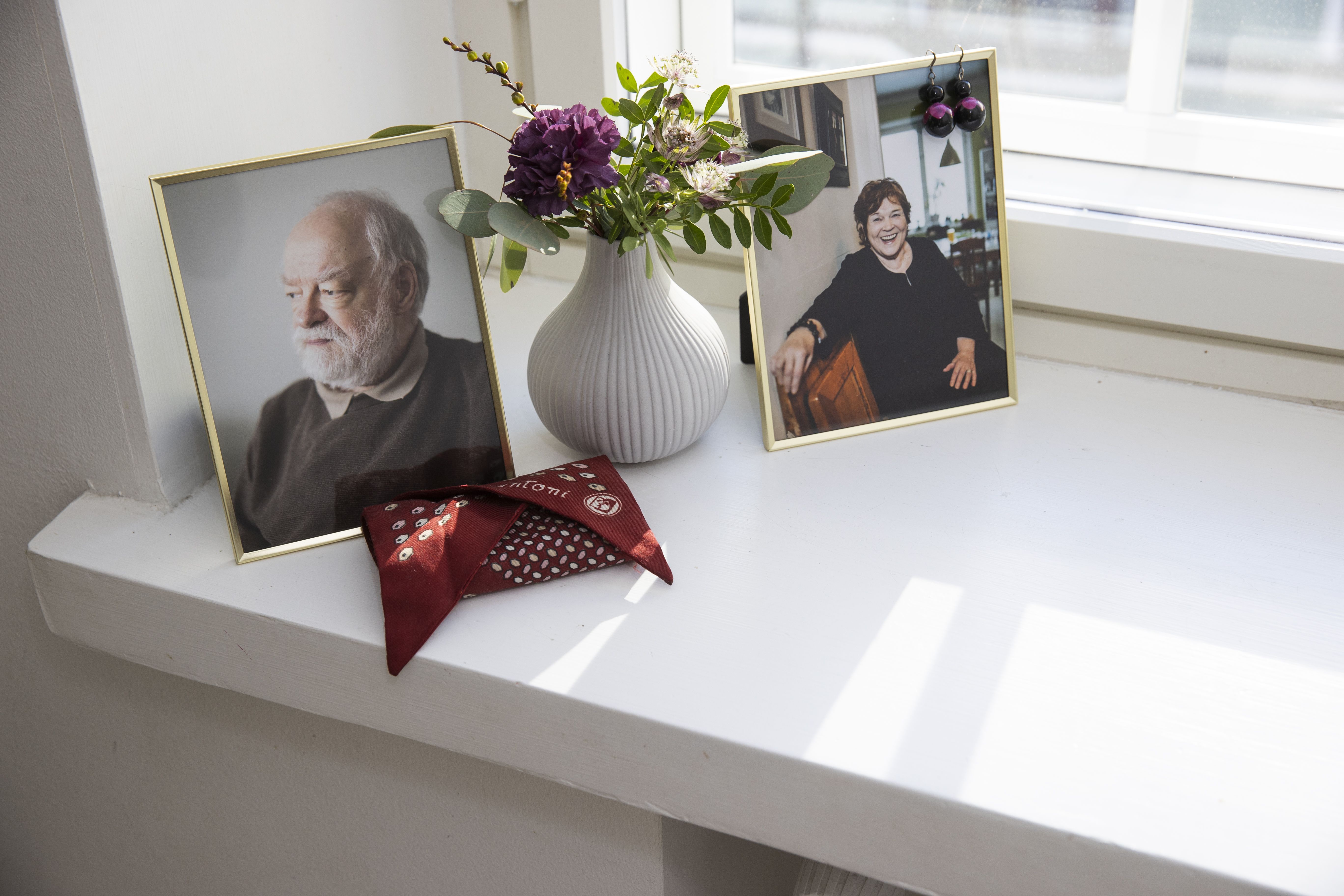 Isän ja äidin kuvat ovat Jussin kodin ikkunalaudalla. Isän kuvan edessä on hänen huivinsa, äidin kuvan kehyksistä riippuvat hänen korvakorunsa. ”Muistopöytä oli nuorimman poikani Elmerin idea.”