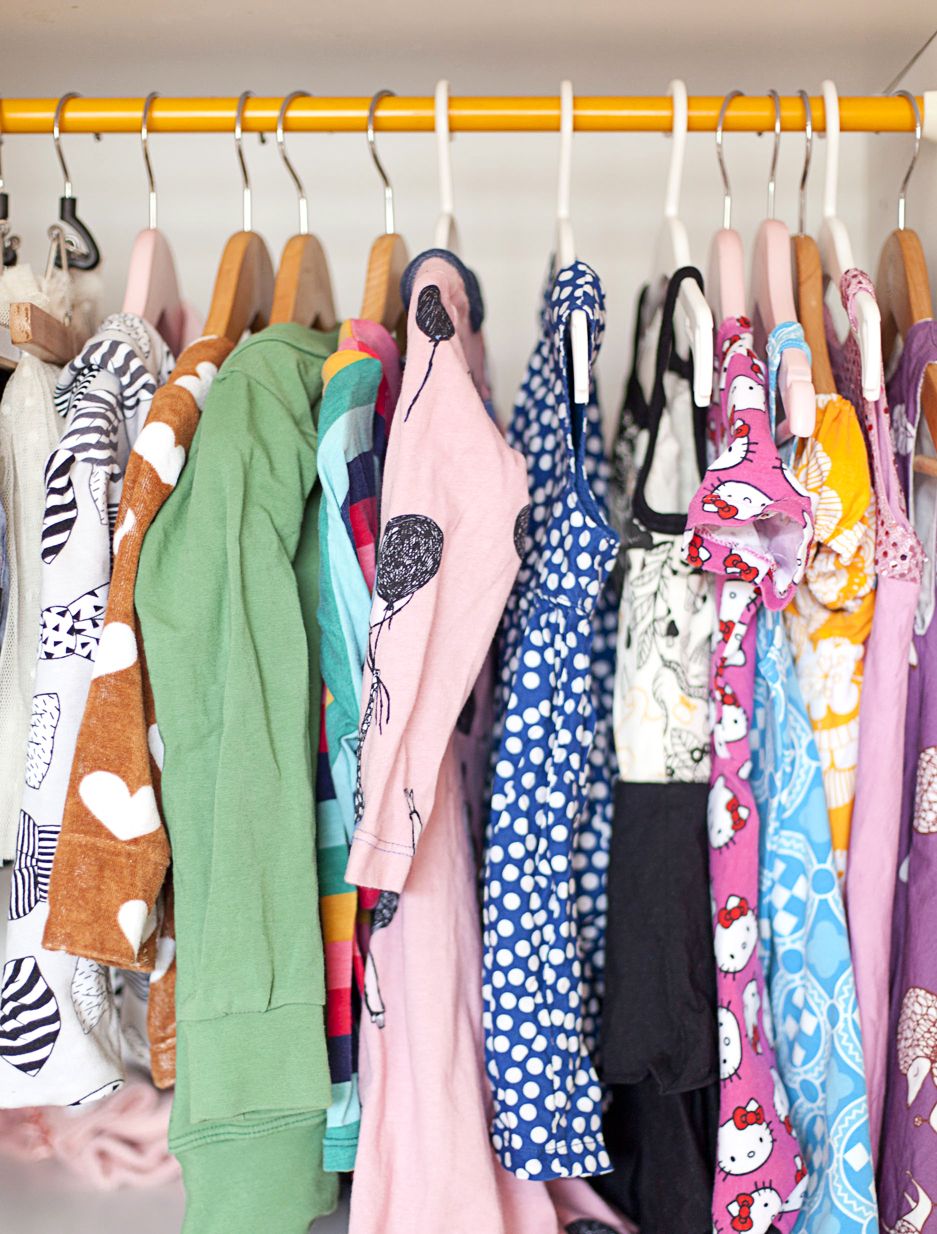 Tyttöjen vaatteista 98 prosenttia on Emmin tekemiä, muun muassa kaikki nämä mekot.