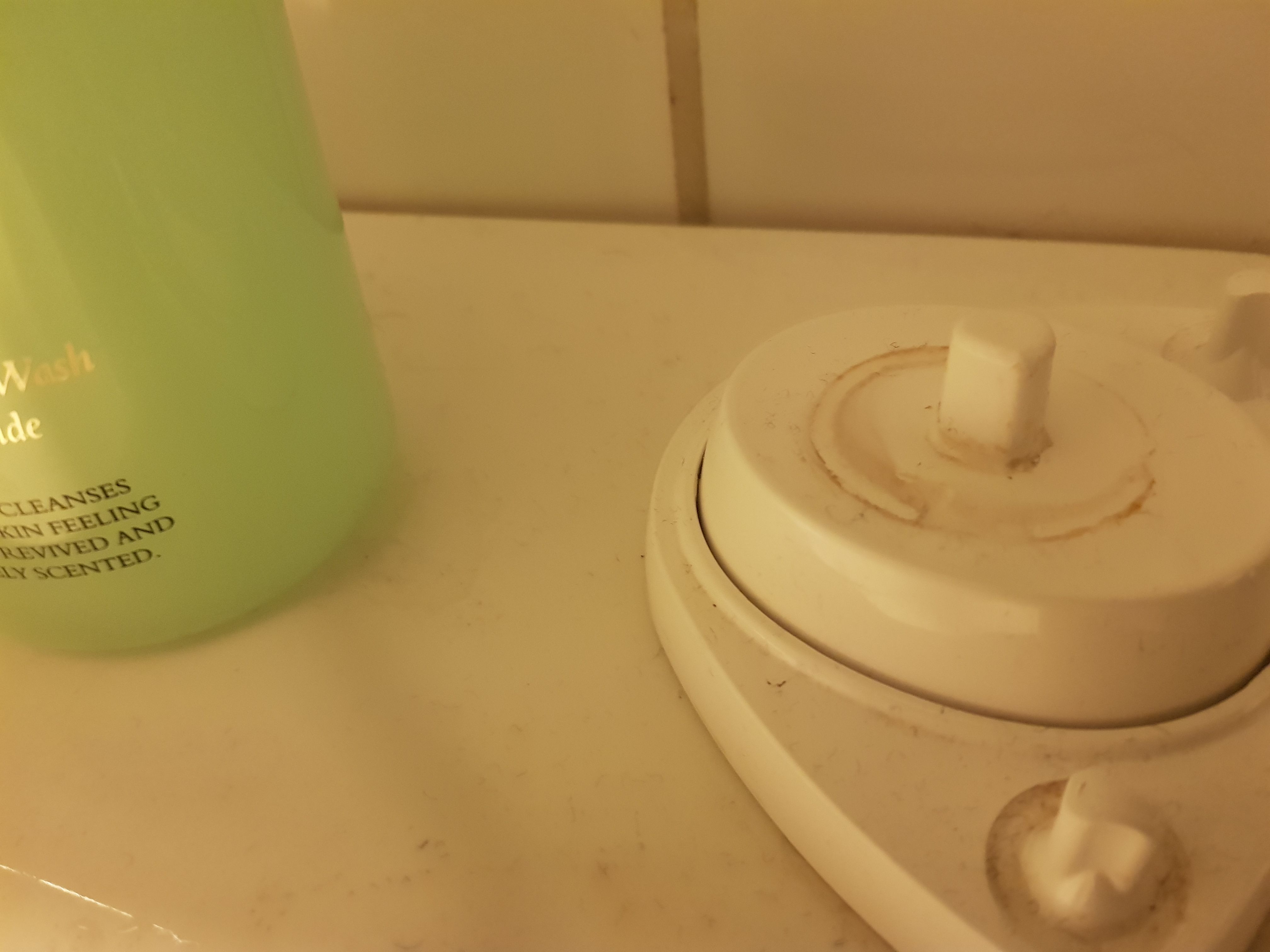 Kun pinttynyt tahma on asettunut taloksi, sitä on vaikea häätää. Kuvassa eräs nimeltä mainitsematon sähköhammasharjan jalusta.