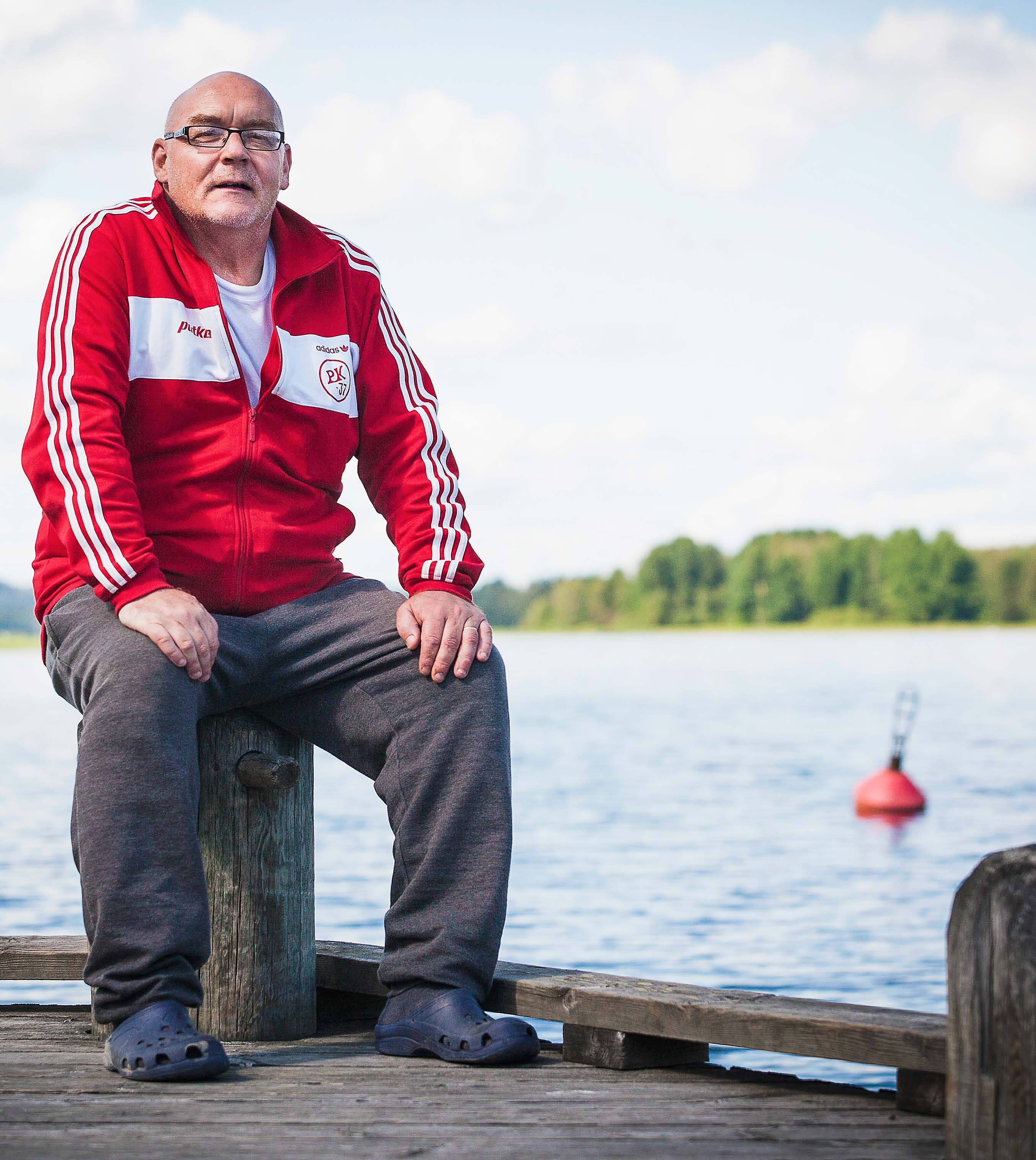 Alan muuttua stadilaisesta böndeksi. Olen pikku hiljaa tutustunut luontoon vaimon kotipaikalla Pöljässä. Ensimmäisenä kesänä siellä näin, kun tintinpoikaset lähtivät lentoon pesästä, niitä oli 9 tai 10. Läheiselle laitumelle tulee kesäksi satakunta lehmää, ja 20 metrin päässä talosta istui kerran kaksi sarvipöllön poikasta.