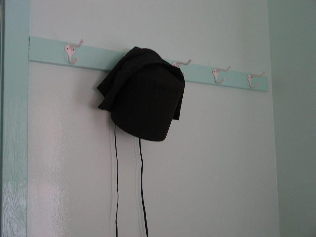 Kirkonmenoja vietetään joka toinen sunnuntai. Erillisiä kirkkorakennuksia ei ole vaan jokaisen perheen koti toimii vuorollaan jumalanpalveluksen pitopaikkana. Kirkonmenojen jälkeen perheet syövät aina yhdessä. Musta hienompi hilkka on kirkonmenoja varten. Naimattomien naisten hilkan väri on valkoinen.