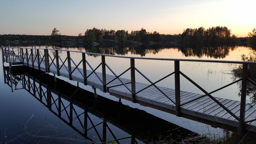 ”Uusi laiturimme mökillä Ruokolahdella Saimaalla. Mahtuu isompikin porukka ottamaan aurinkoa tai ihailemaan auringonlaskua. Laituri on varustettu kaiteella, joten vanhusten ja lasten on turvallista siellä. Laiturin päässä on kesäisin suuri kukkaruukku, joten laiturimme ilahduttaa myös ohikulkevia veneilijöitä.” – Kyllä sielu lepää