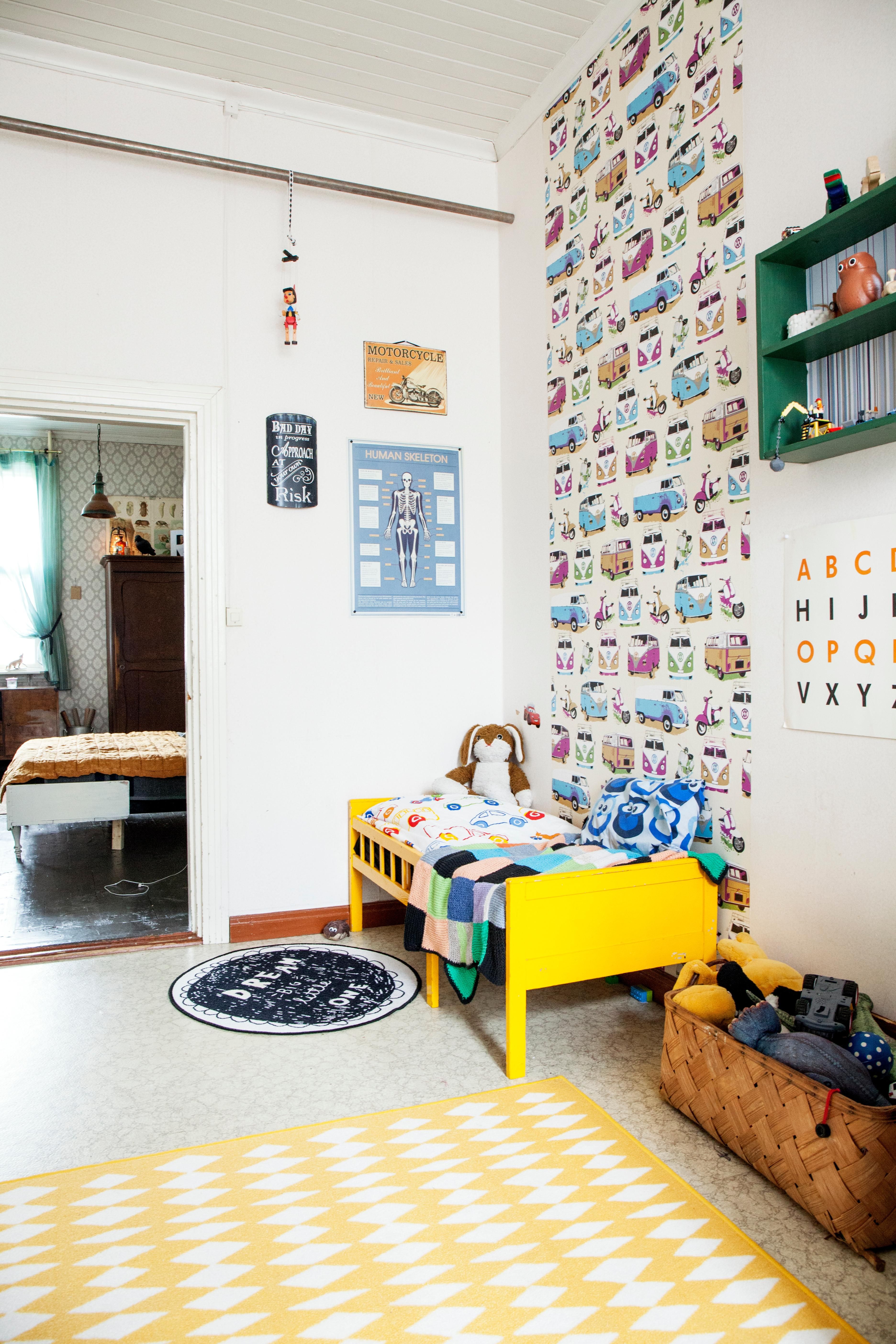 Aina ei tarvitse tapetoida koko seinää, kun yksi vuotakin antaa ilmettä. Nooa ja Tuure jakavat huoneen ja muistavat joskus heittää lelut leikin päätteeksi pärekoriin.