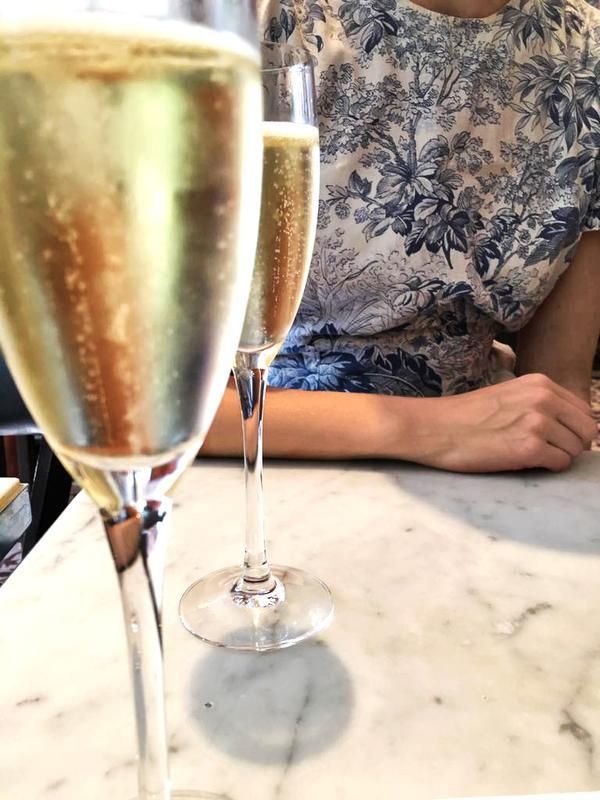 Kippis! Uusi kirja on pian lukijoiden käsissä.