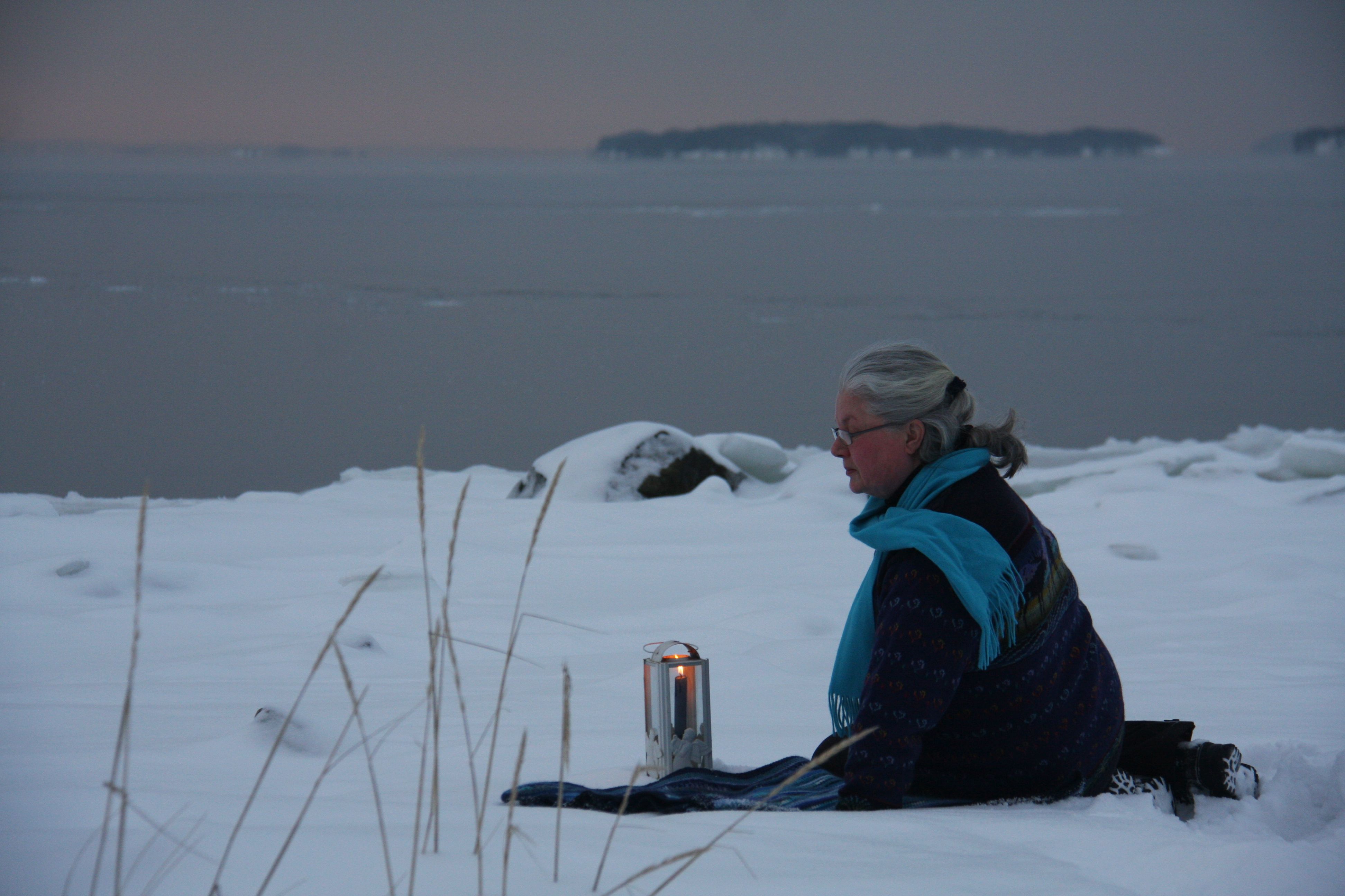 Tapaninpäivän aamuna 2012 Päivi Kanerva ja Merja Miesvirta lähtivät merenrantaan. Pakkasta oli 18 astetta, tsunamista aikaa kahdeksan vuotta. Päivi ja Merja kirjasivat voimauttavien valokuvien albumiin tekstin: Sinä pyyhkäisit heidät maailmastani, hukutit silmistäni, huuhdoit elämän irti heistä, rakkaimmistani. Silti sinä, meri, olet minulle yhä läheinen.