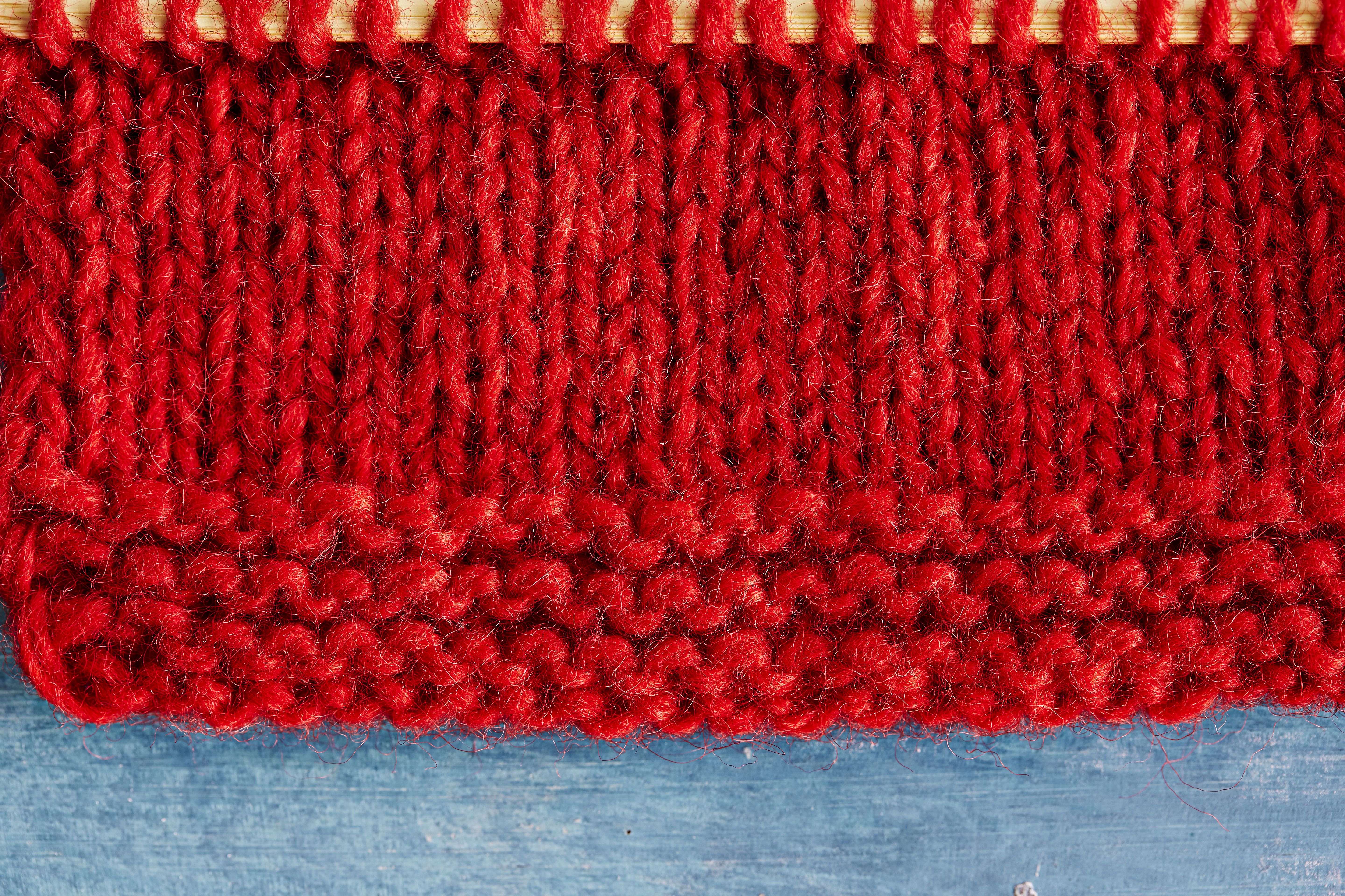 Neulo alareunaan vuorotellen nurjia ja oikeita kerroksia, jotta reunasta tulee ryhdikäs.