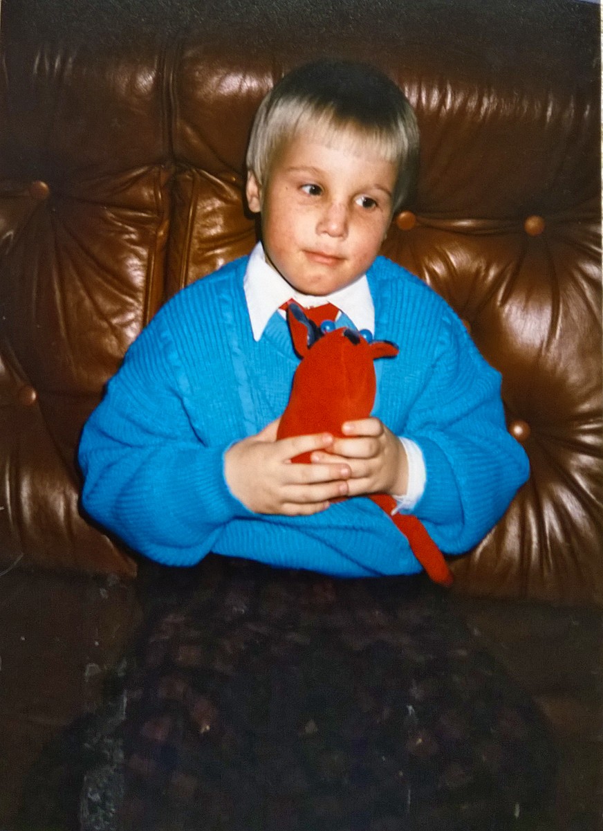 Kolmevuotias Toni ja pehmohiiri.