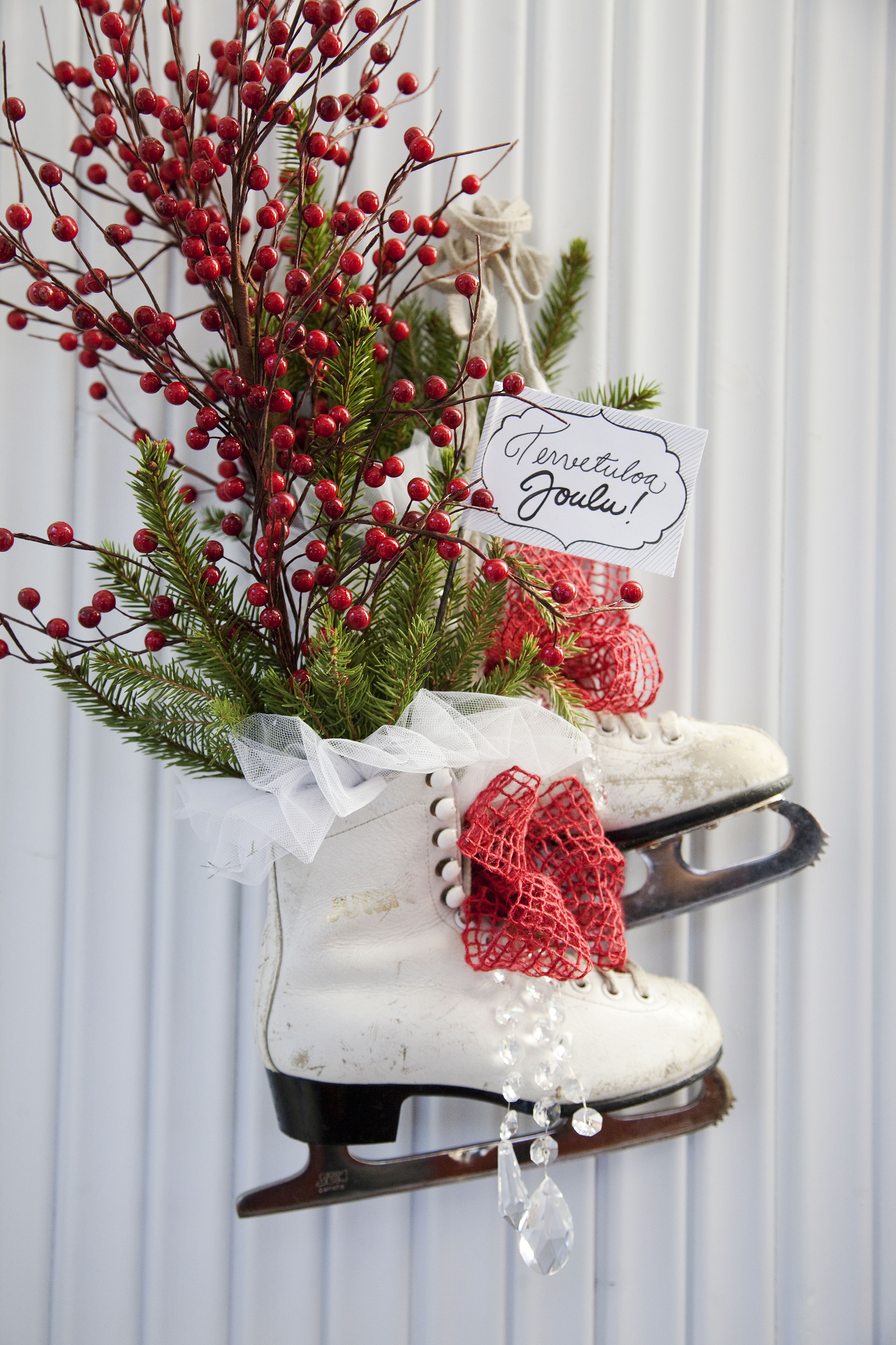 Maljakkoa vailla? Ei haittaa. Katja keksi tehdä jouluasetelman vanhoihin luistimiin.