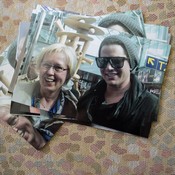 "Tämä yhteiskuva Adamista ja minusta on ensimmäiseltä tapaamiseltamme. Ilmeeni kertoo, miten tohkeissani olin. Kun katson kuvaa, tulee onnellinen ja nostalginen olo."