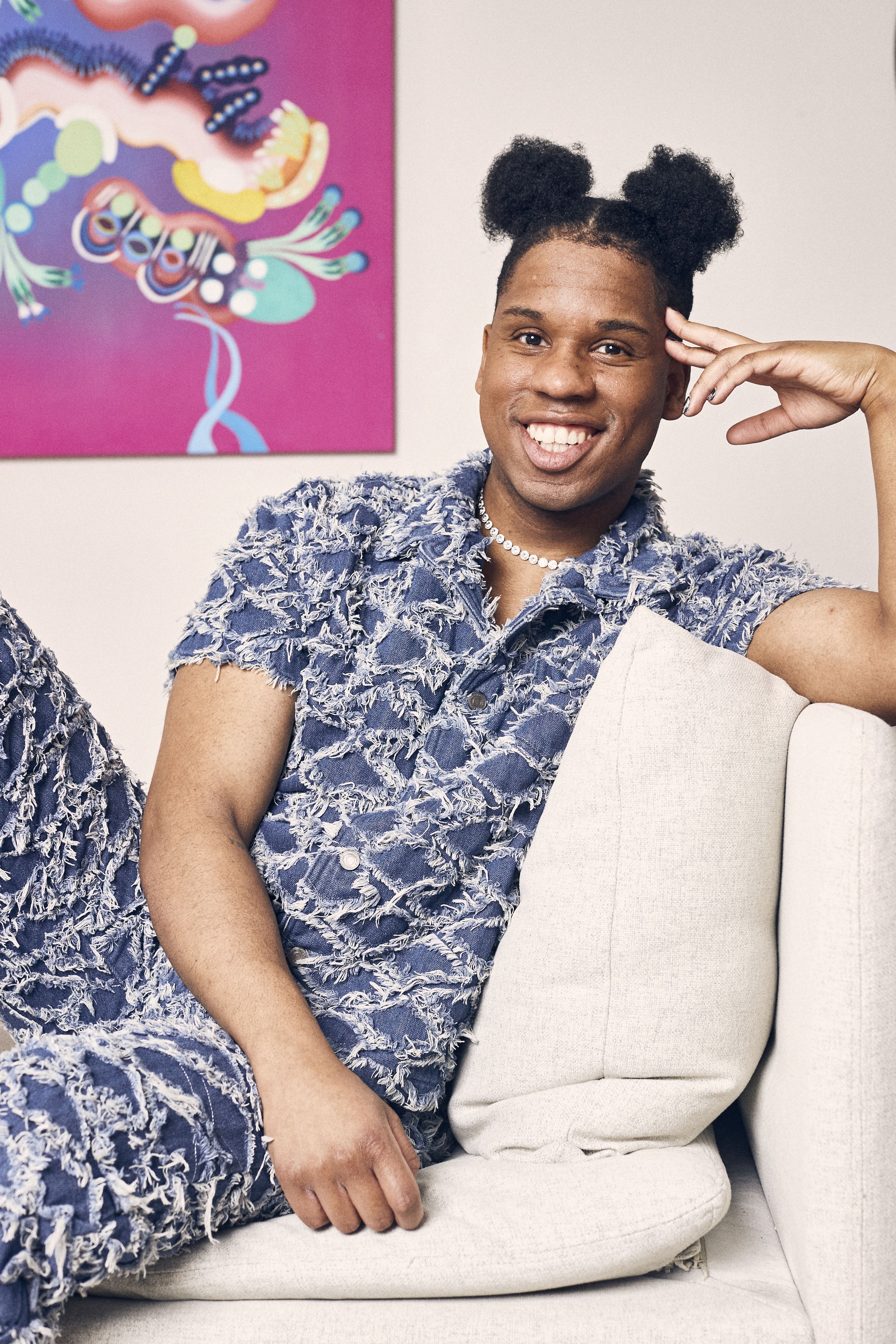 Farkkuasu on hankittu tv-haastattelua varten. Swarovskin korussa on kimaltelevaa rap-henkeä. 