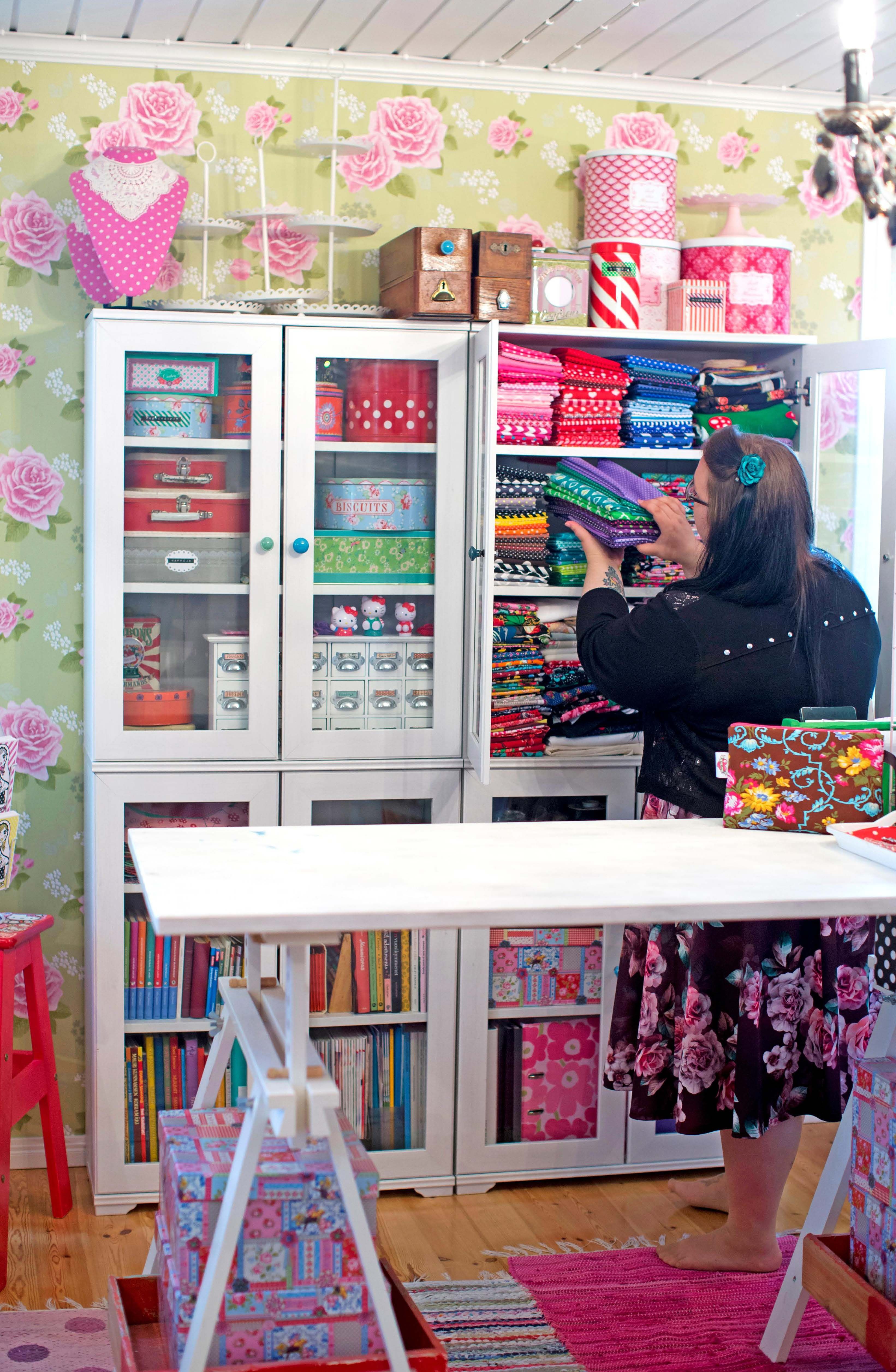 Ikean vitriinikaapeissa Heini säilyttää kankaita yrityksensä tuotteita ja äkillisiä sisustuspuuskiaan varten.