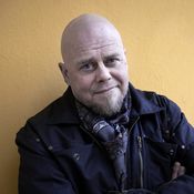 Kalle Lähde on raitistunut alkoholisti, joka on kirjoittanut kirjan Happotesti.