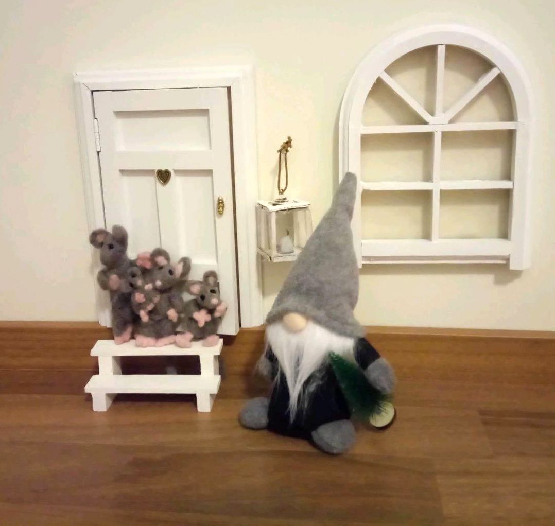 "Mieheni teki minioven, portaat ja ikkunan. Samassa talossa asuvat huovutettu hiiriperhe ja tonttu. Valmistin lyhdyn pahvista ja muovista. Sisällä on oikea minikynttilä. Tonttuovia meillä on kaksi erilaista. Viime jouluna sain ensimmäisen meidän perheeseen." Miia Siulio